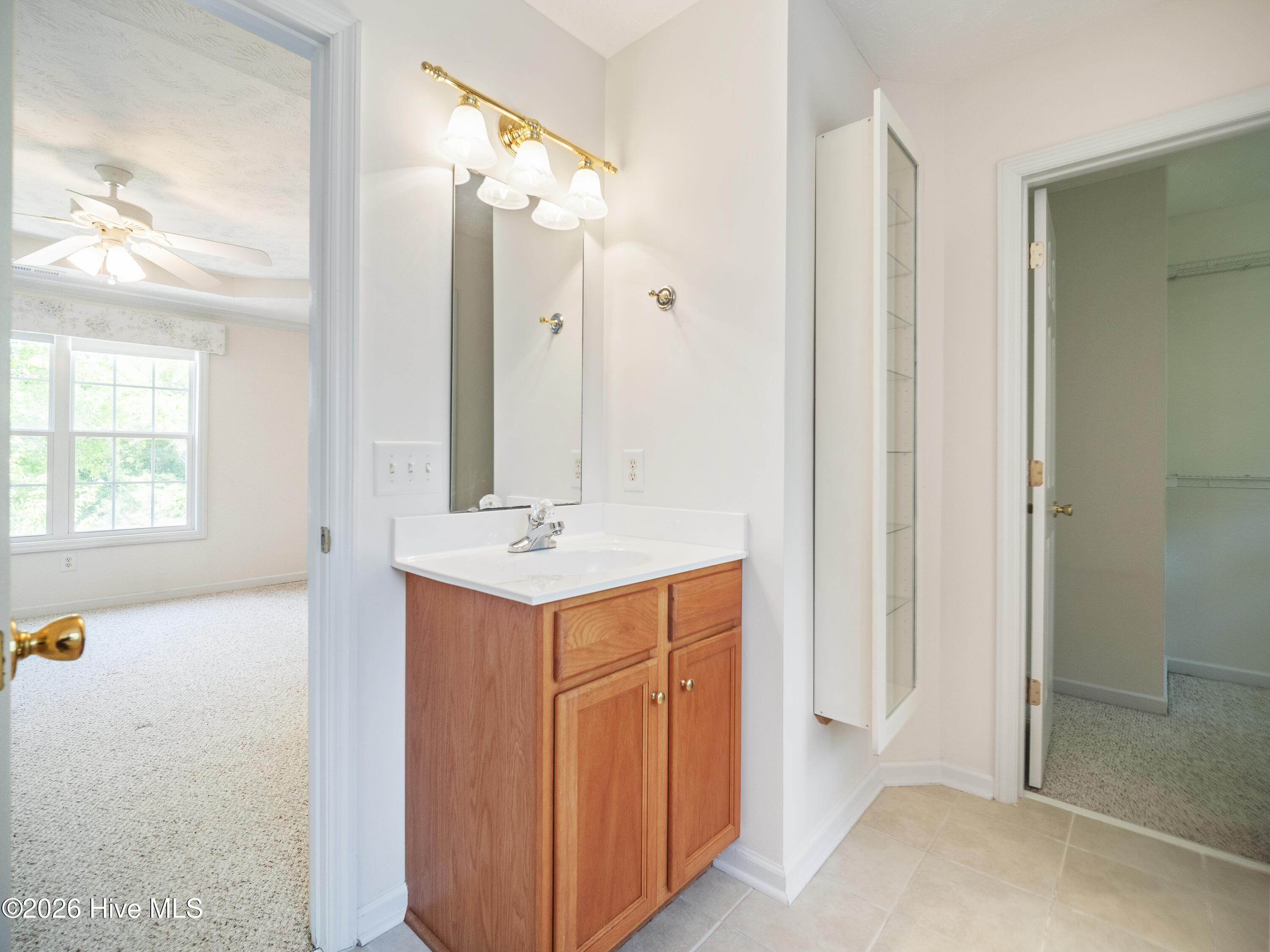 100570640 | Photo 37