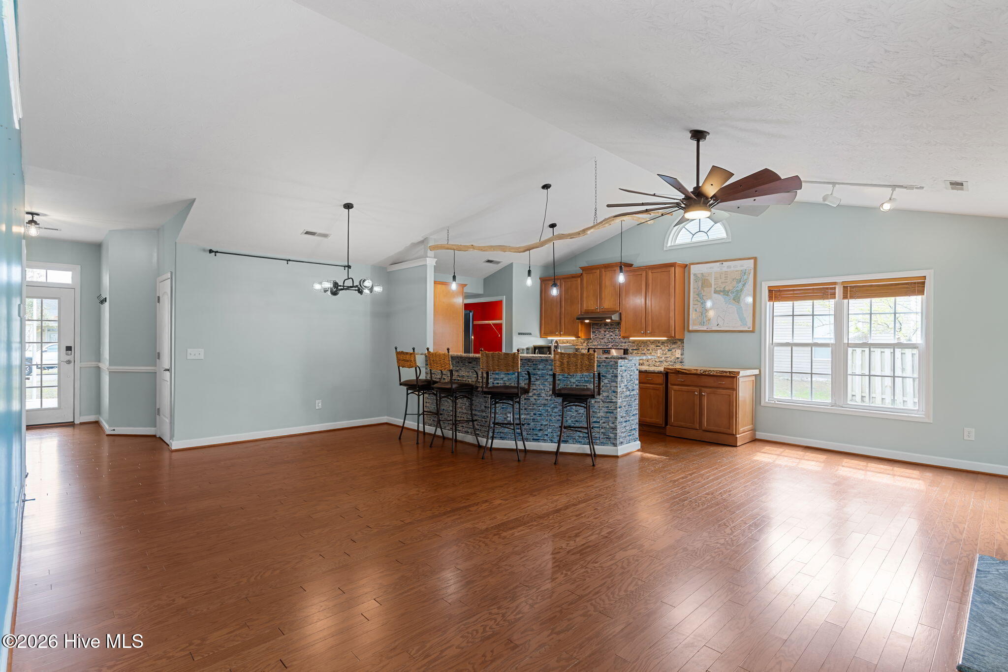 100563070 | Photo 11