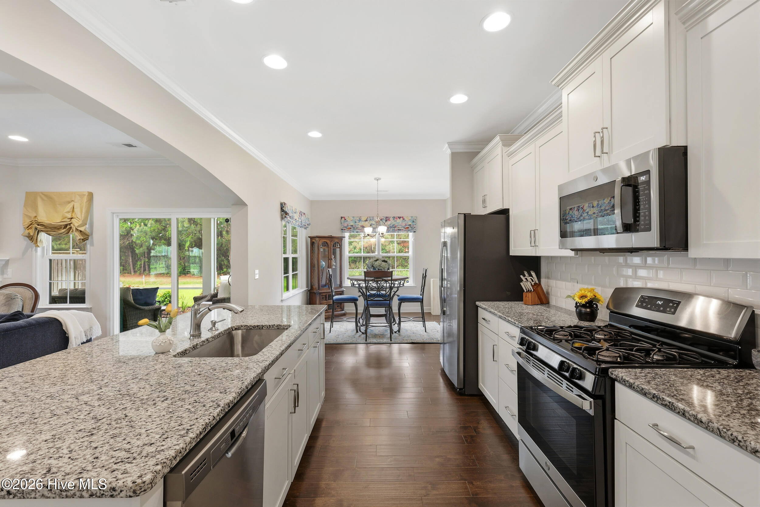 100570535 | Photo 18