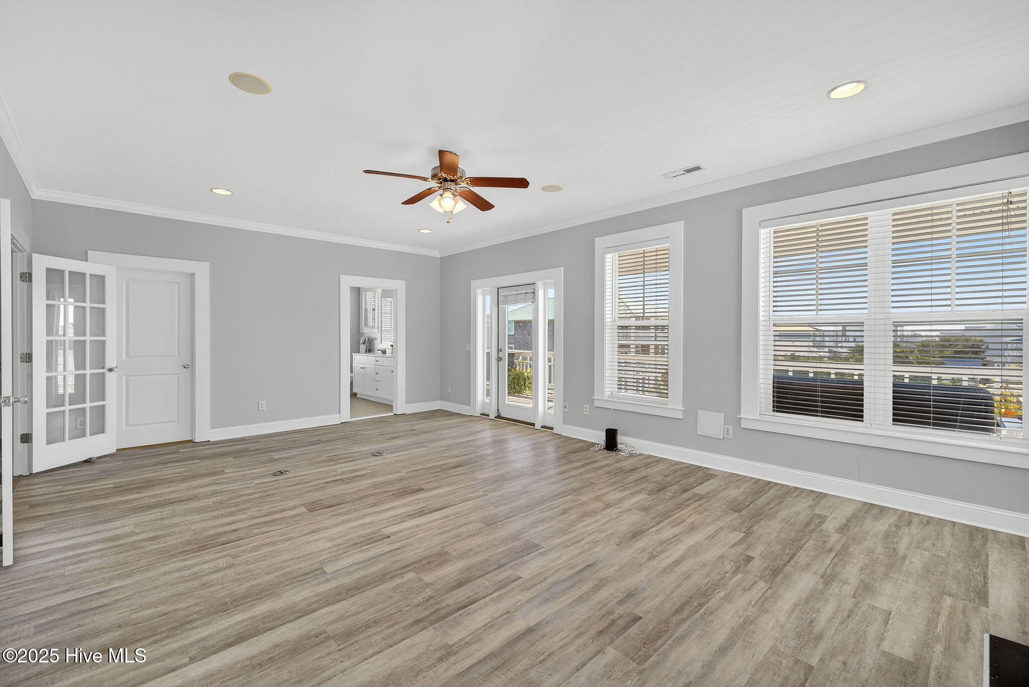 100557630 | Photo 19