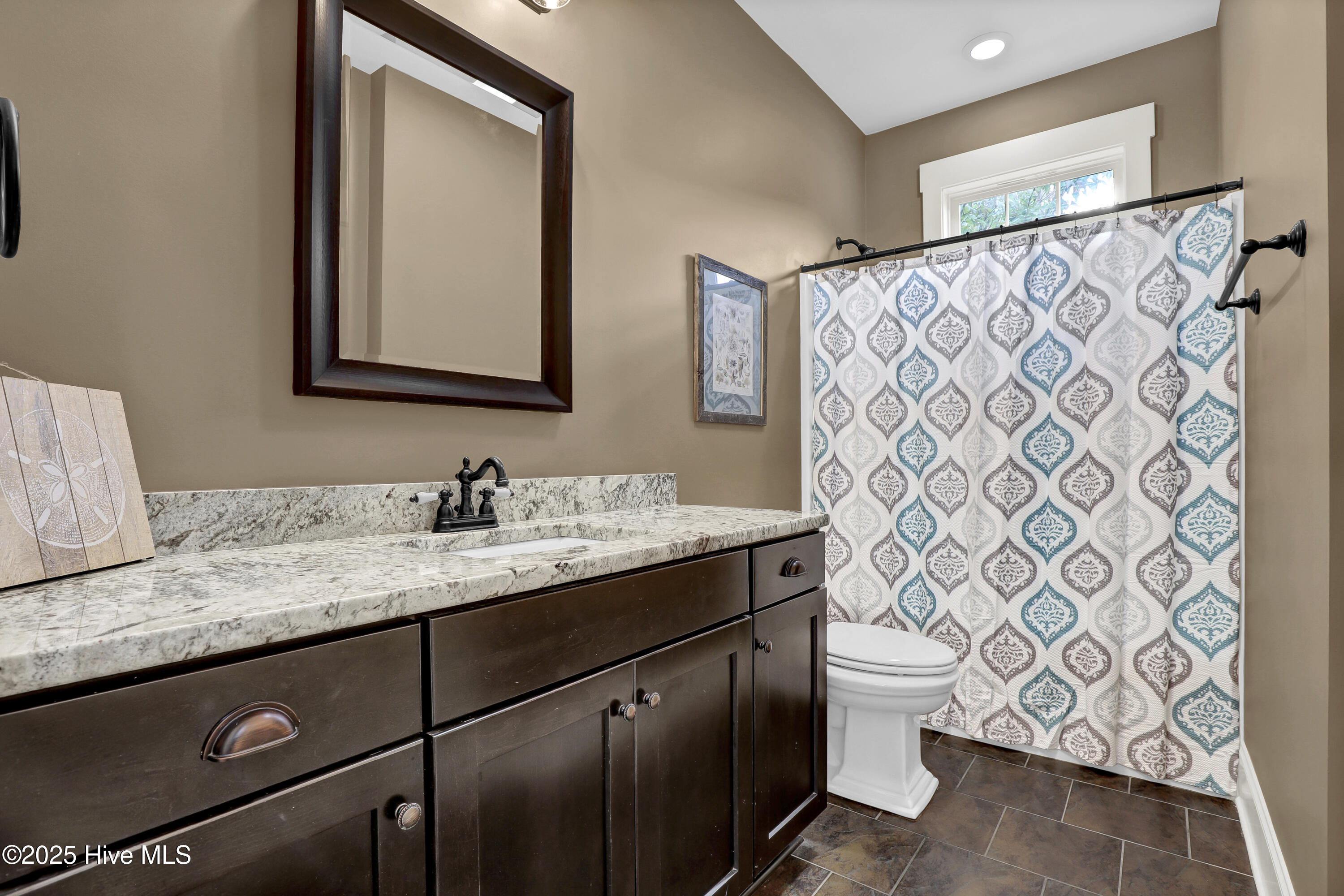 100538989 | Photo 25