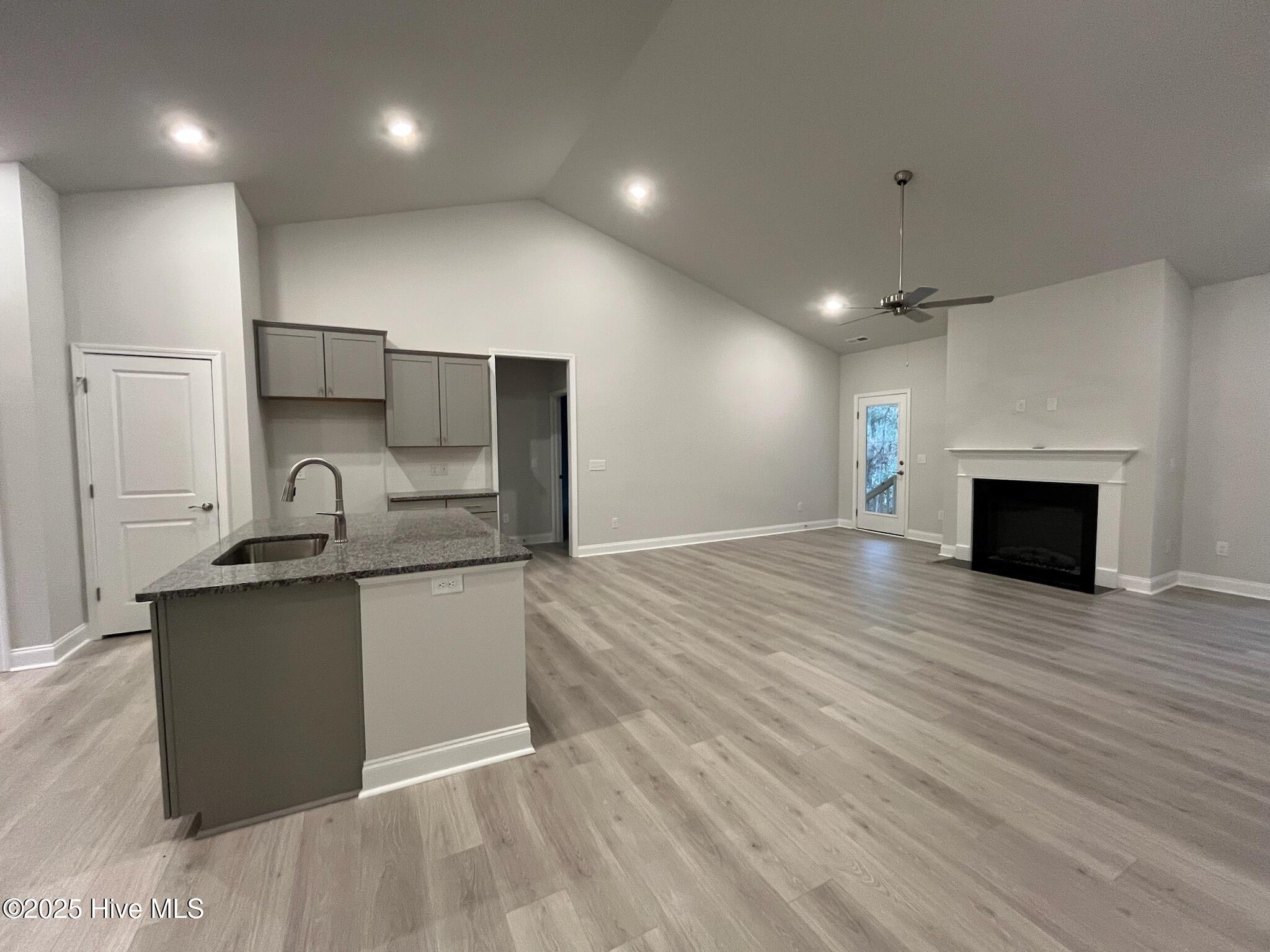 100545325 | Photo 12