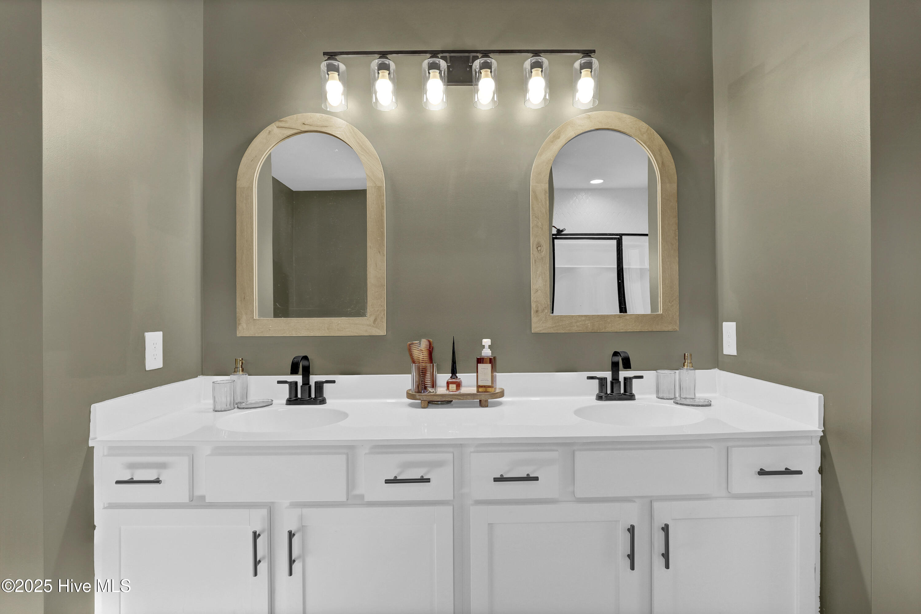 100546103 | Photo 23