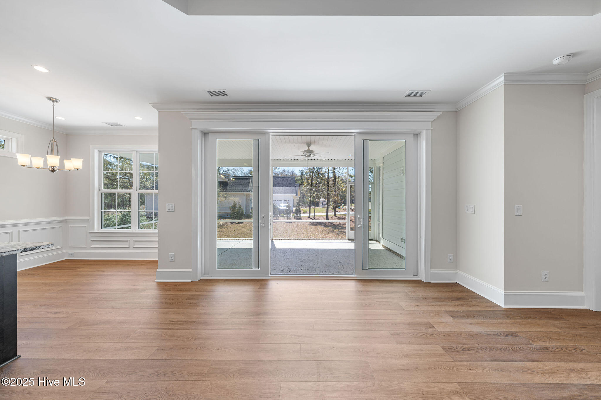 100488997 | Photo 19