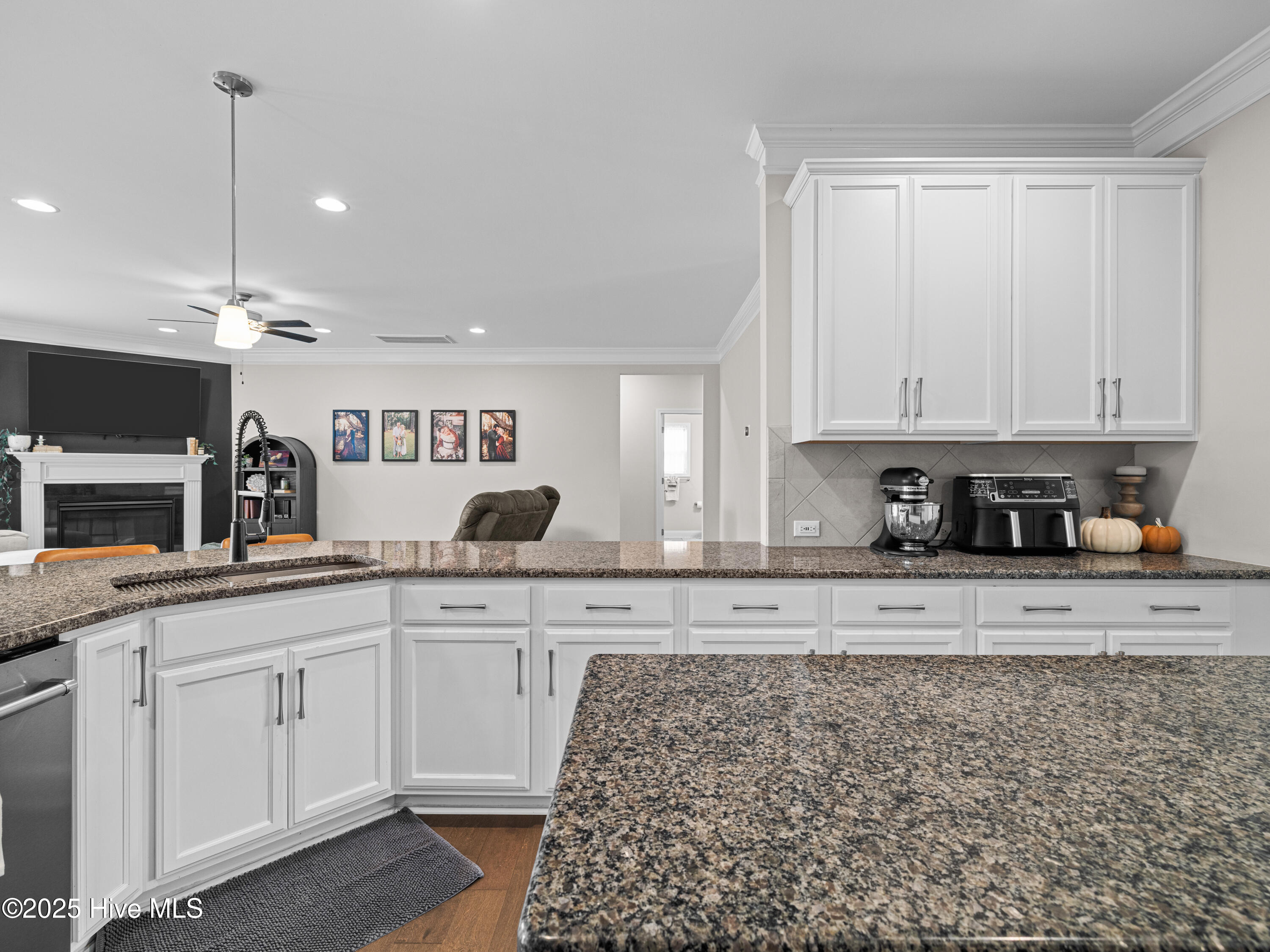 100535765 | Photo 32