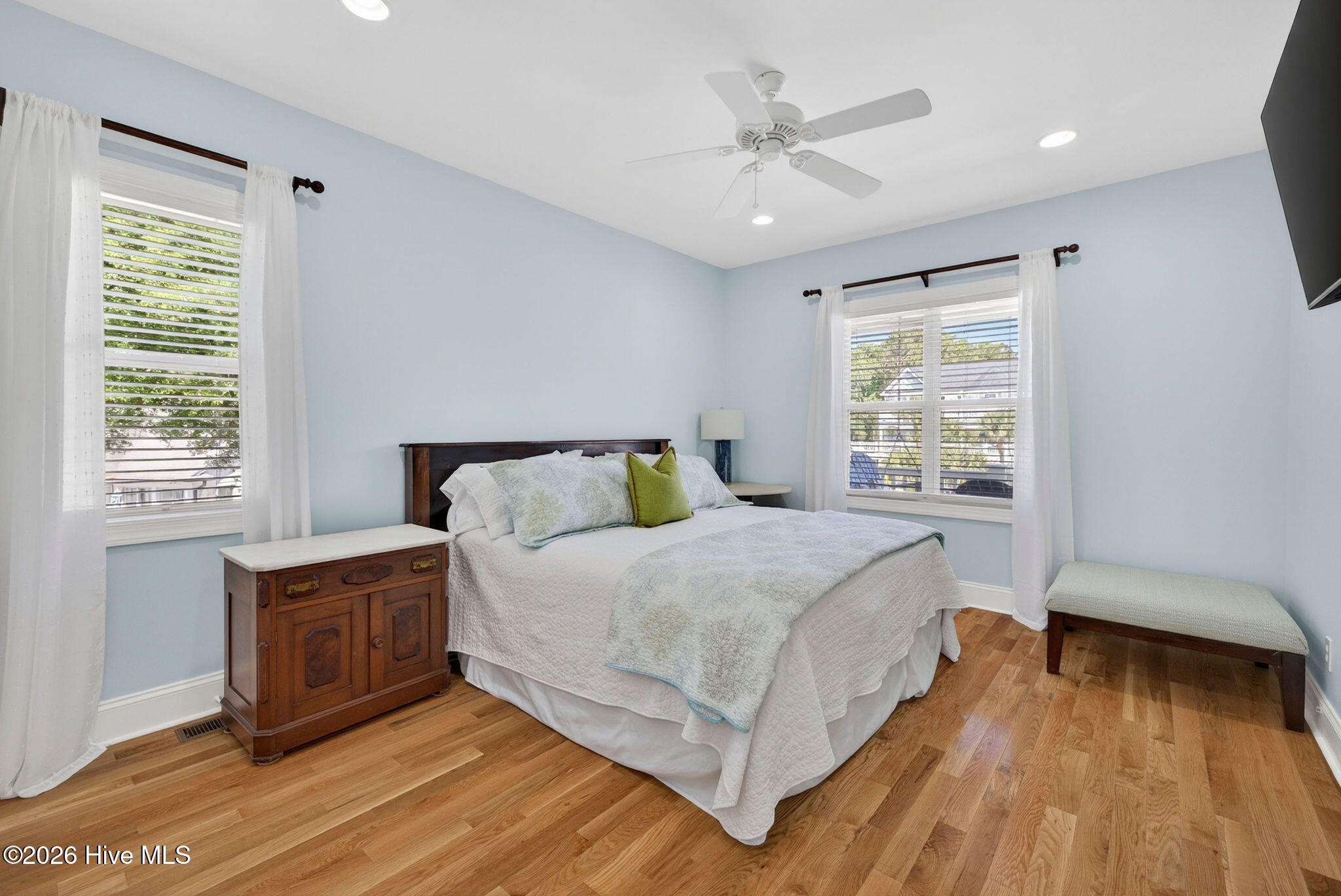 100570117 | Photo 30