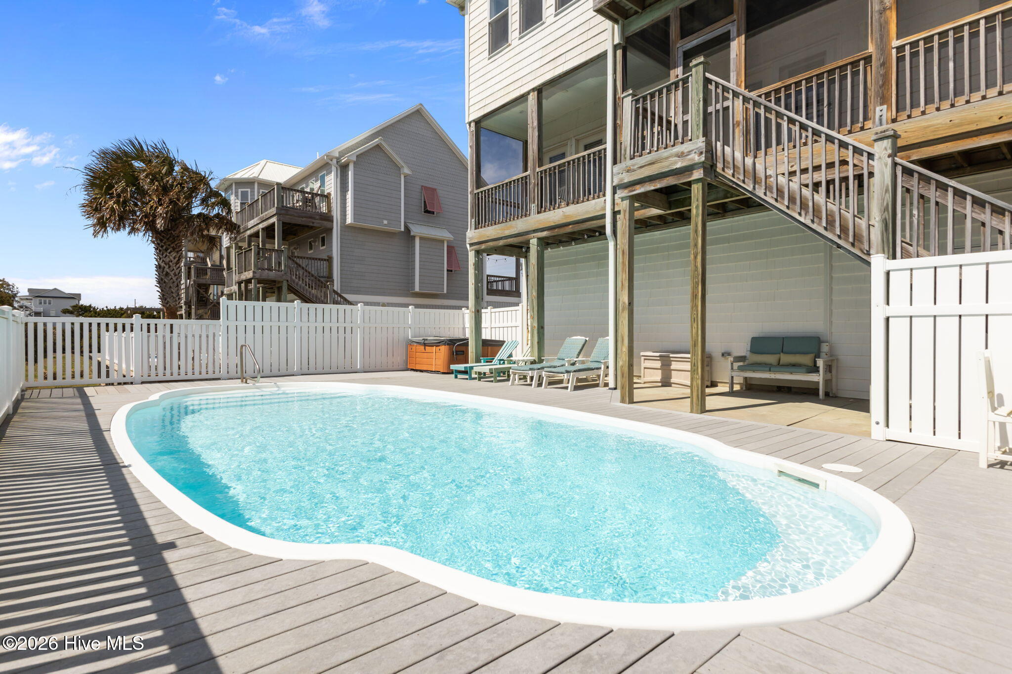 100563180 | Photo 44