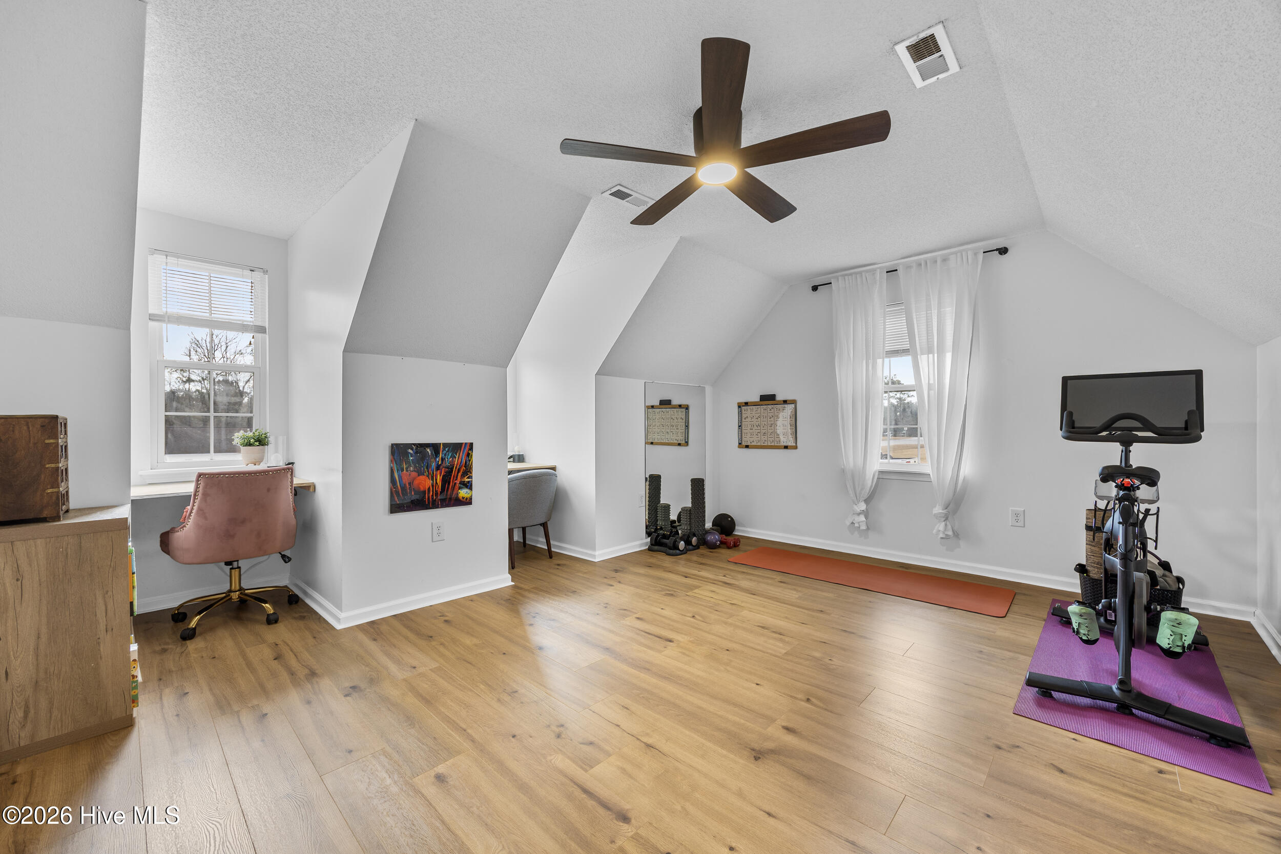 100547983 | Photo 31