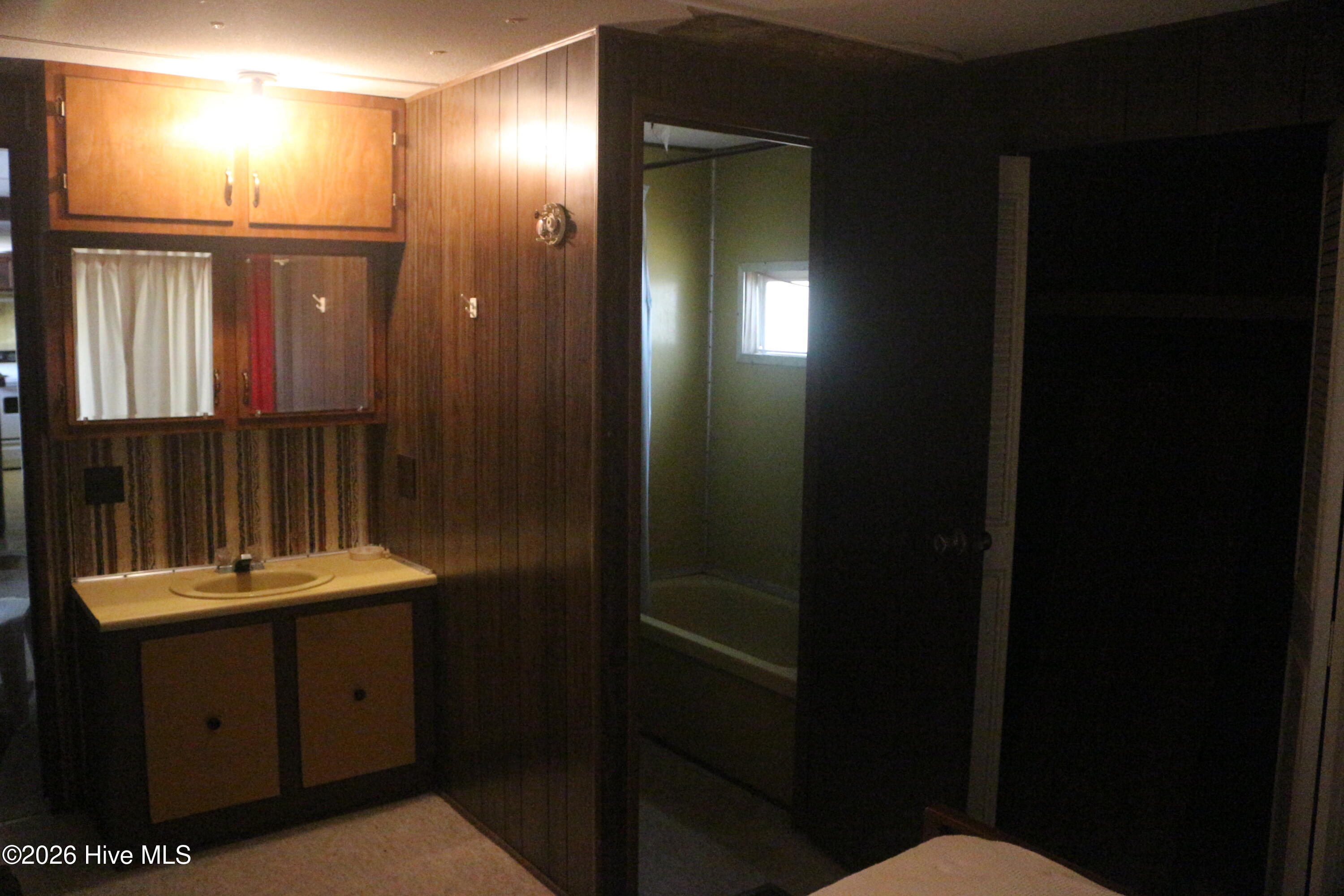 100565250 | Photo 12