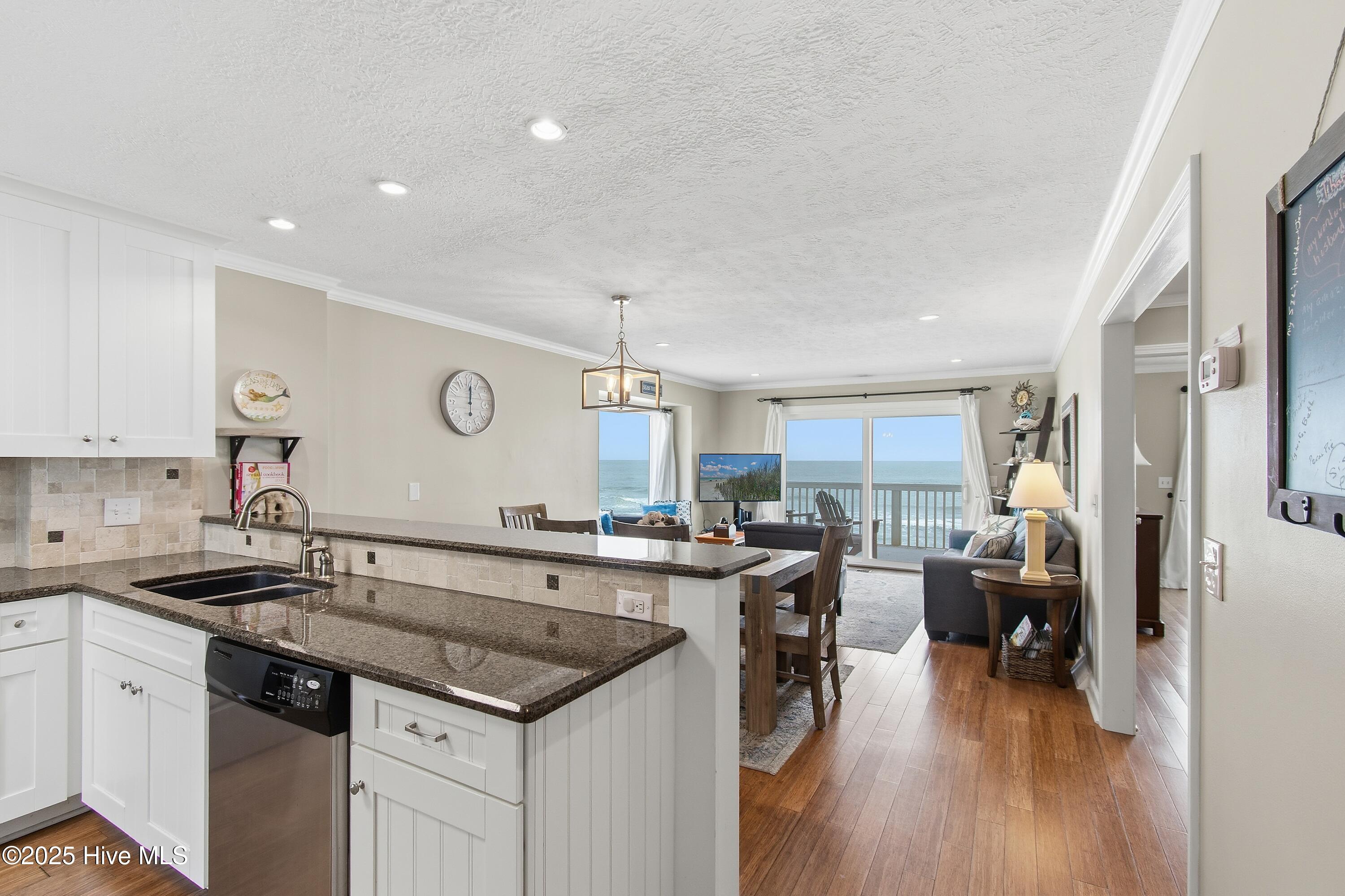 100544302 | Photo 15