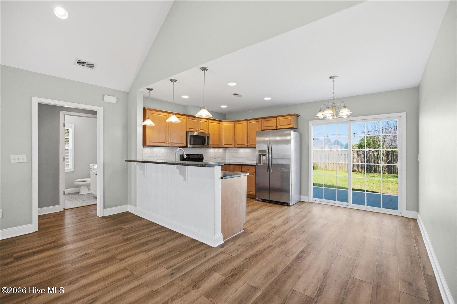 100561166 | Photo 11