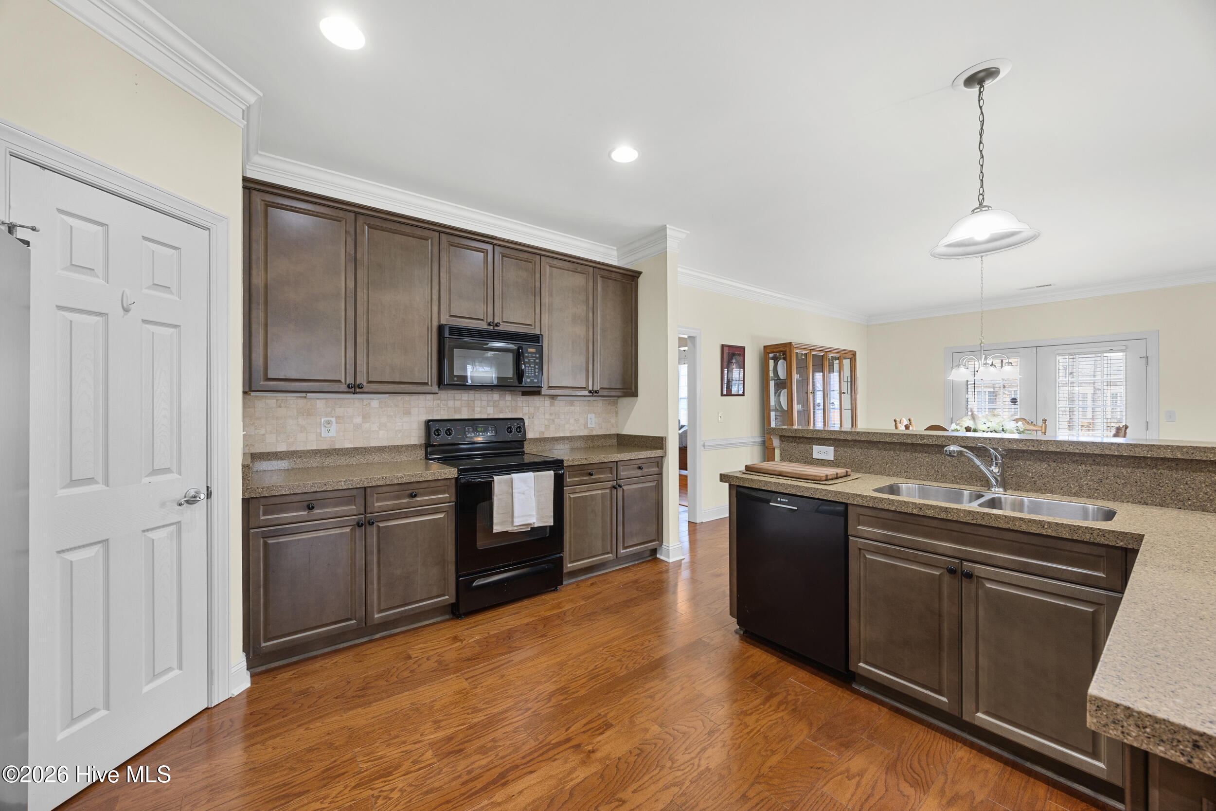 100564950 | Photo 12