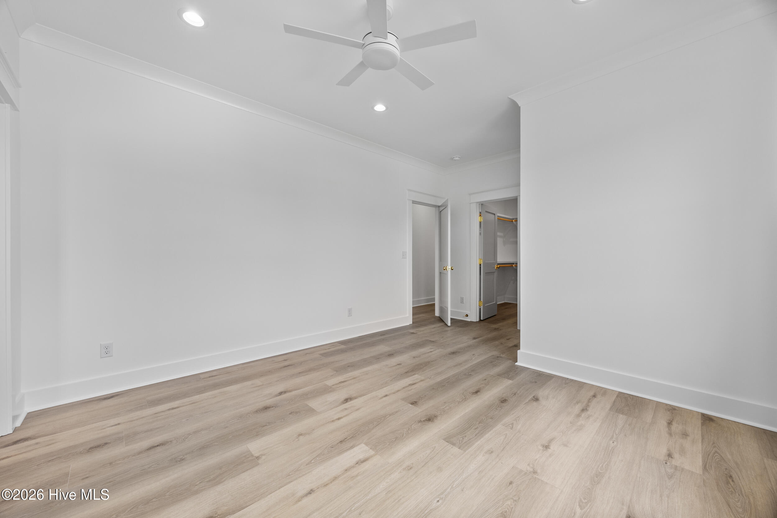 100570401 | Photo 32