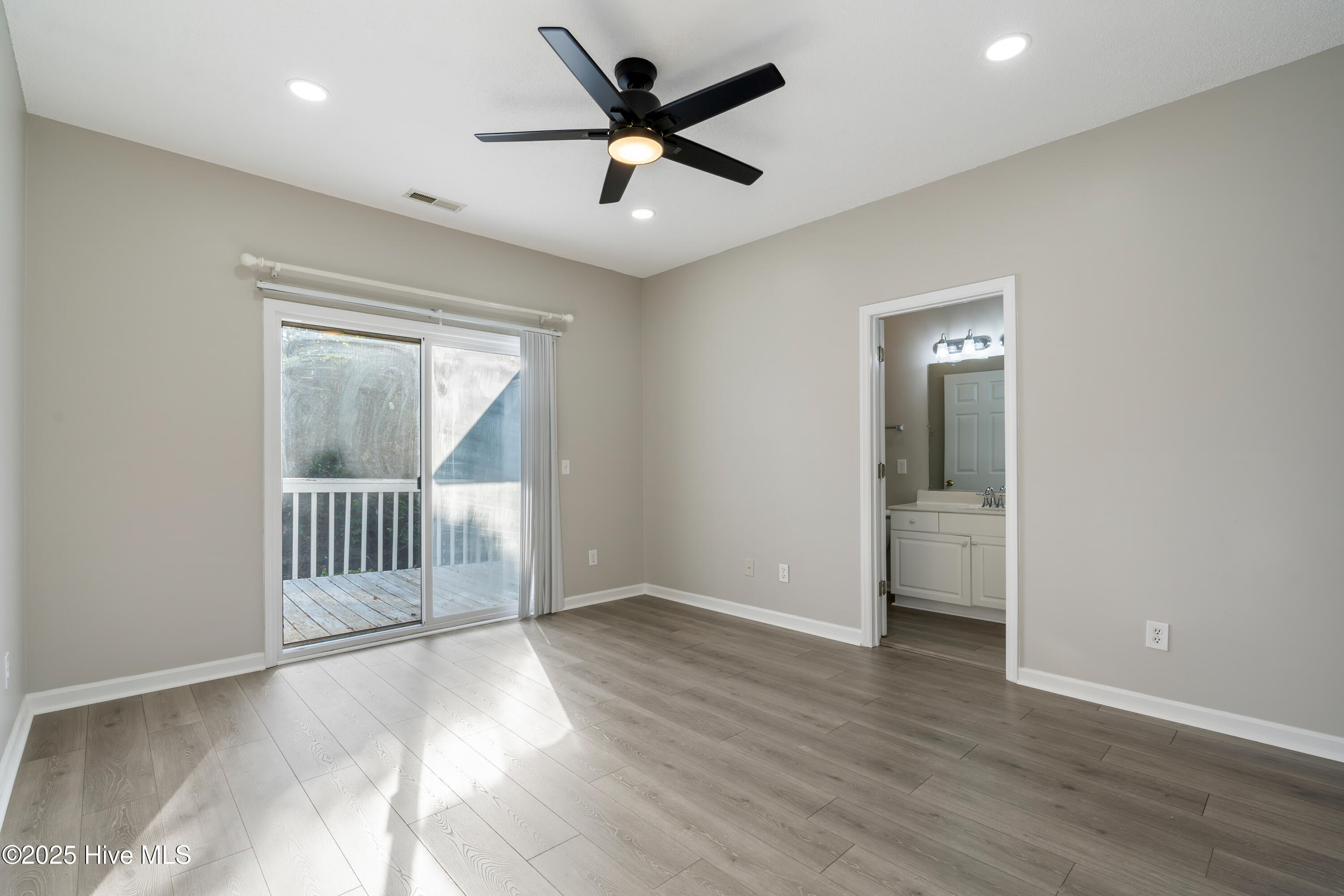 100543647 | Photo 22