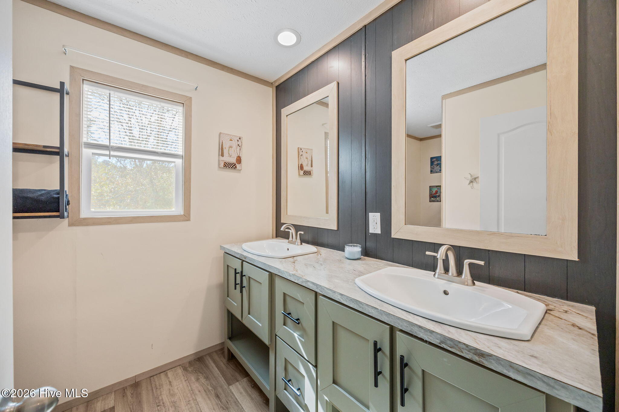 100558826 | Photo 20