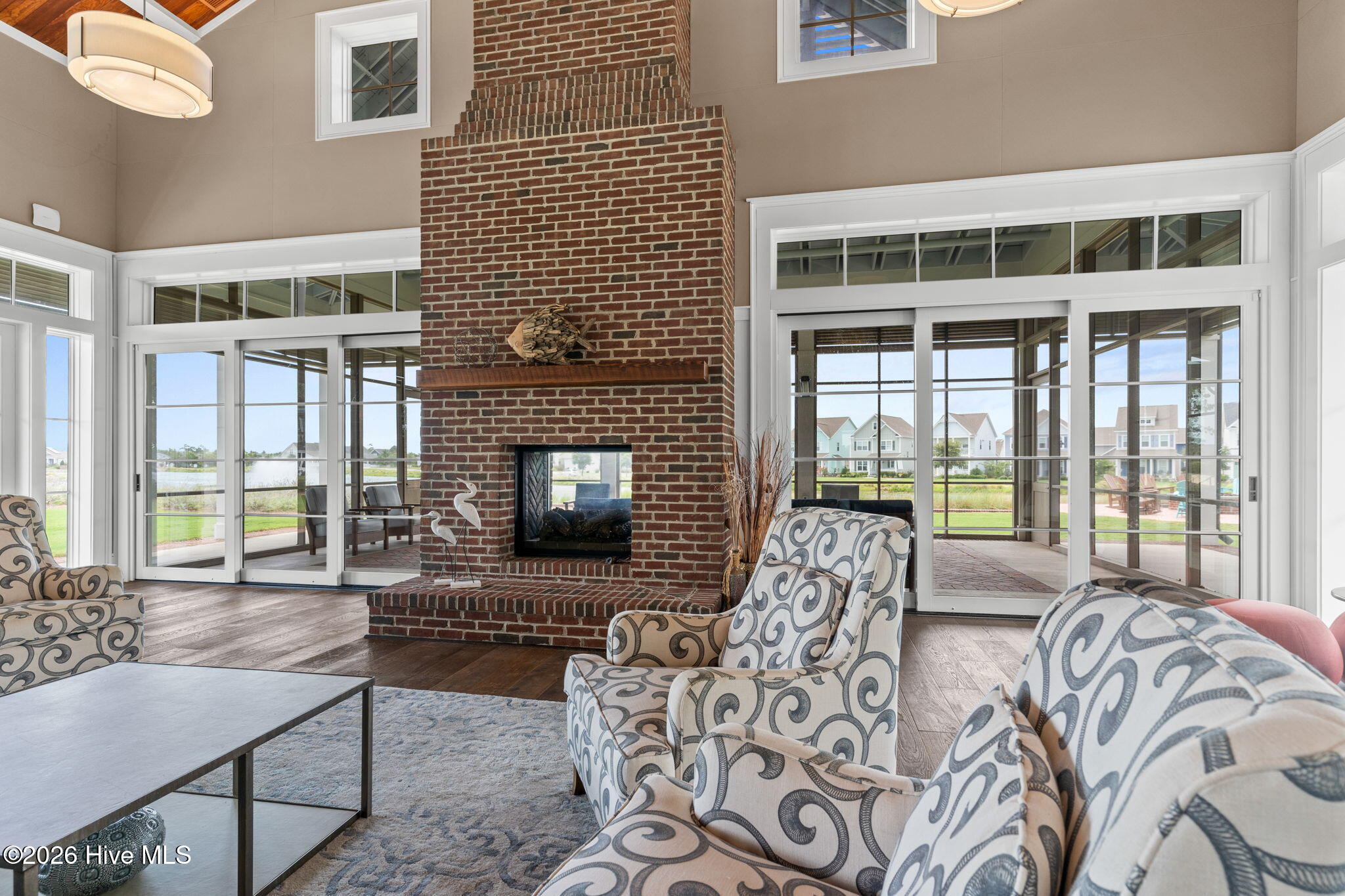 100569048 | Photo 48