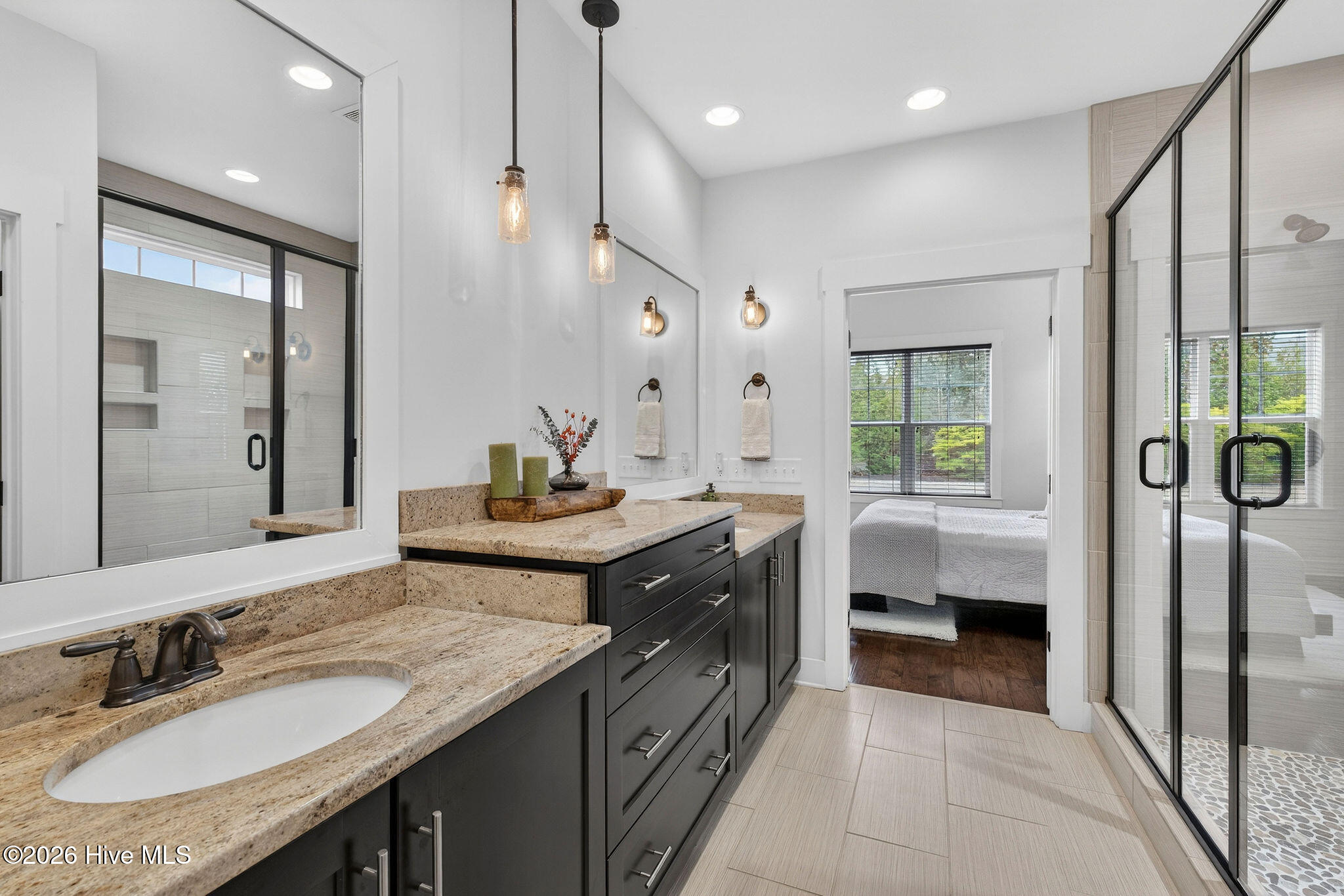 100561102 | Photo 33