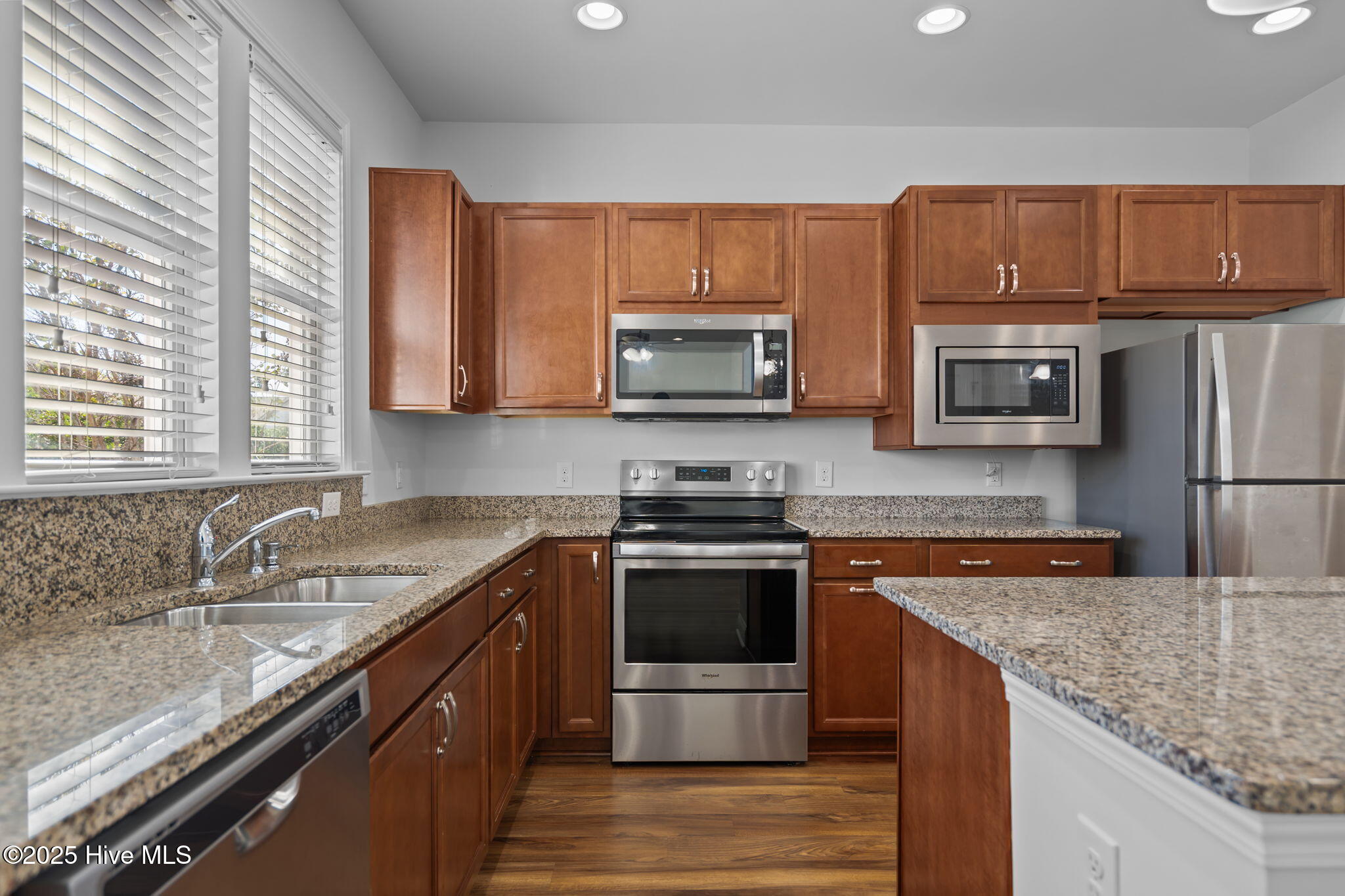 100540336 | Photo 33