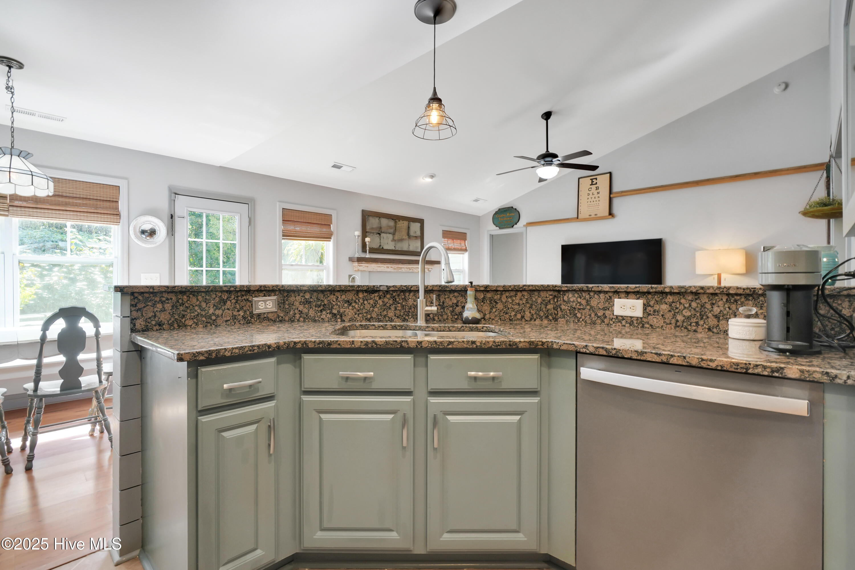 100525985 | Photo 15