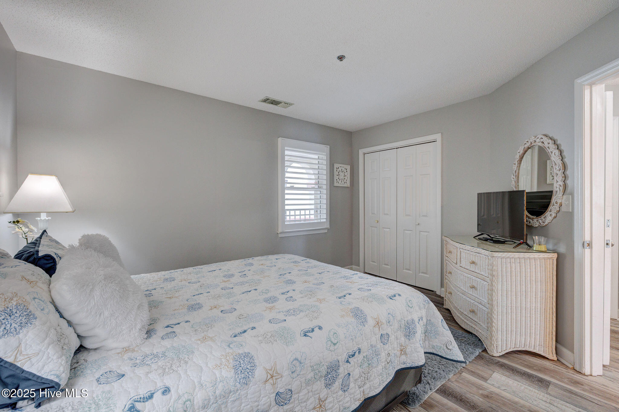 100526361 | Photo 25