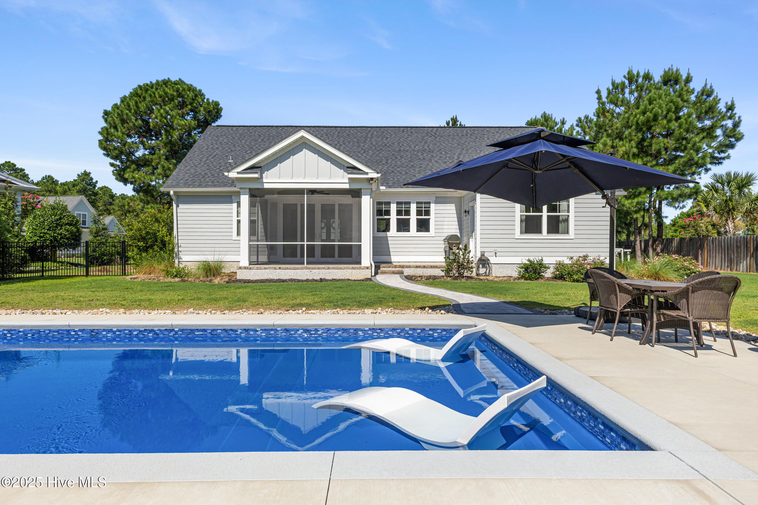 100520337 | Photo 50