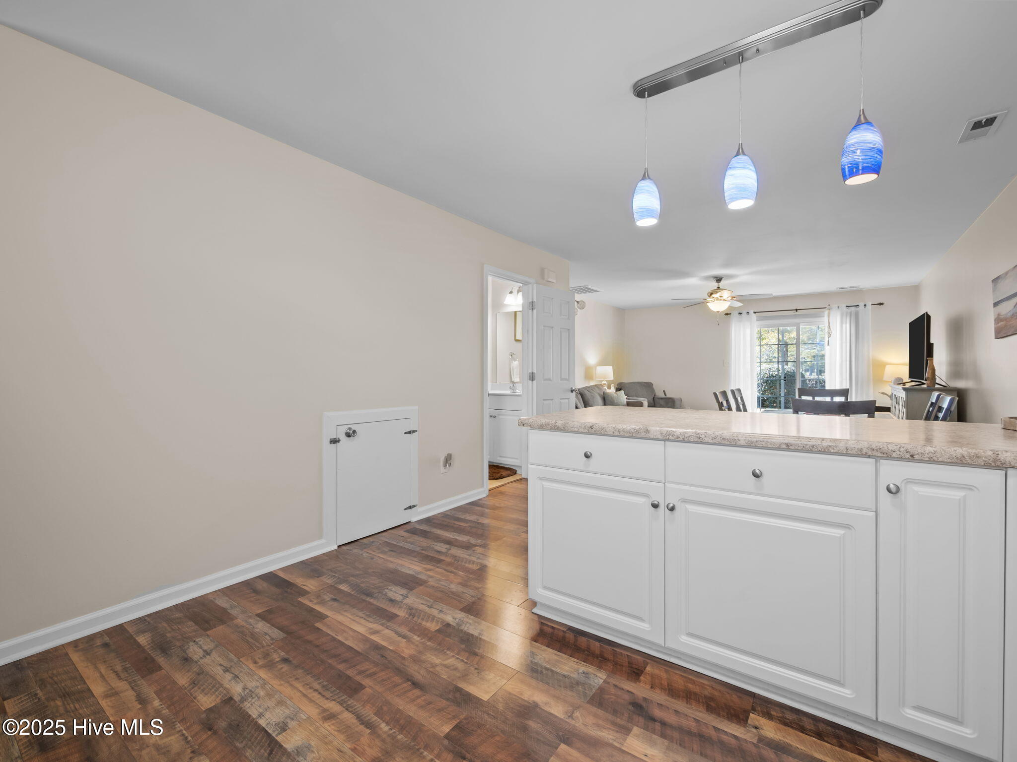 100542143 | Photo 11