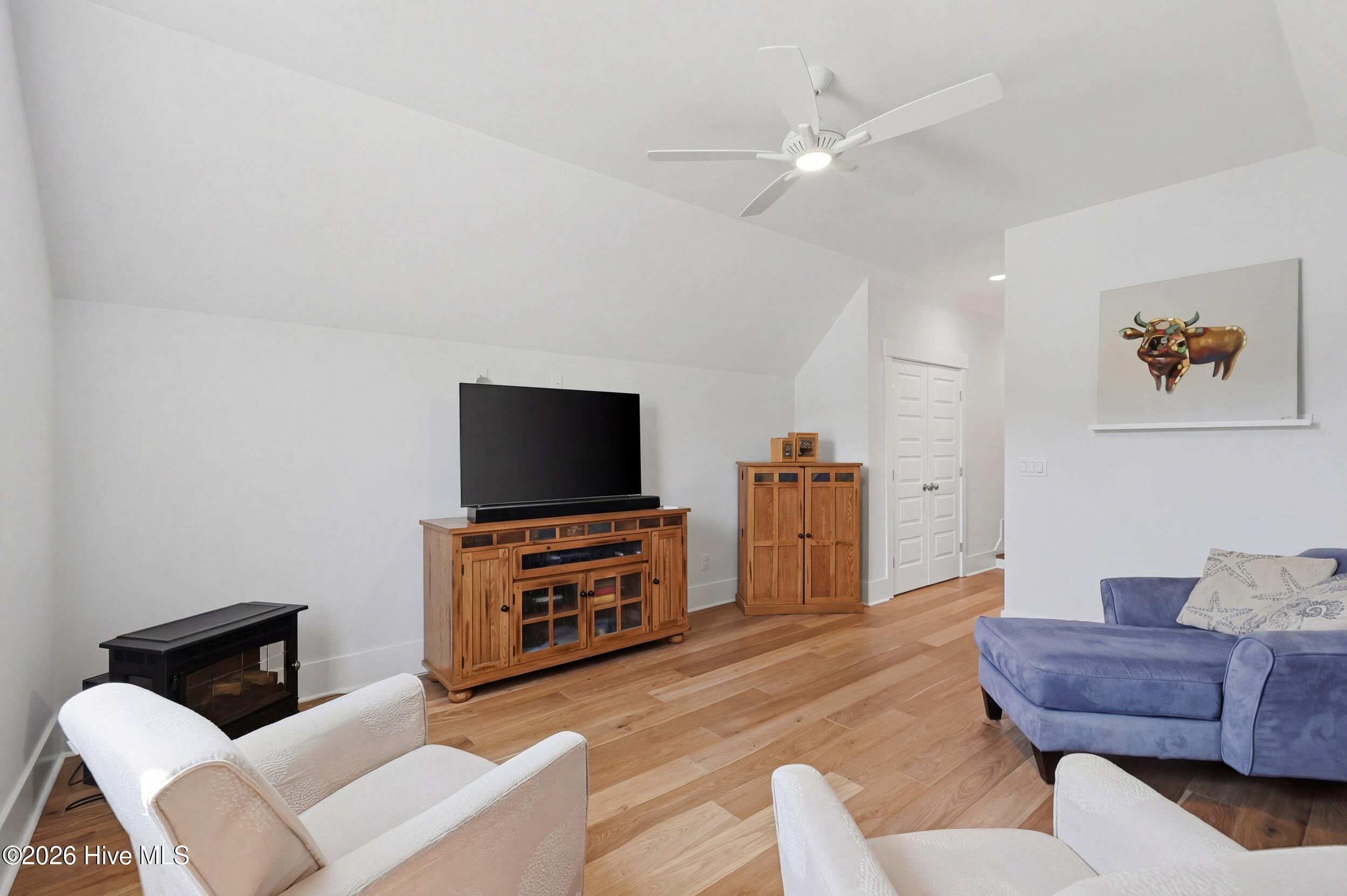 100563980 | Photo 65