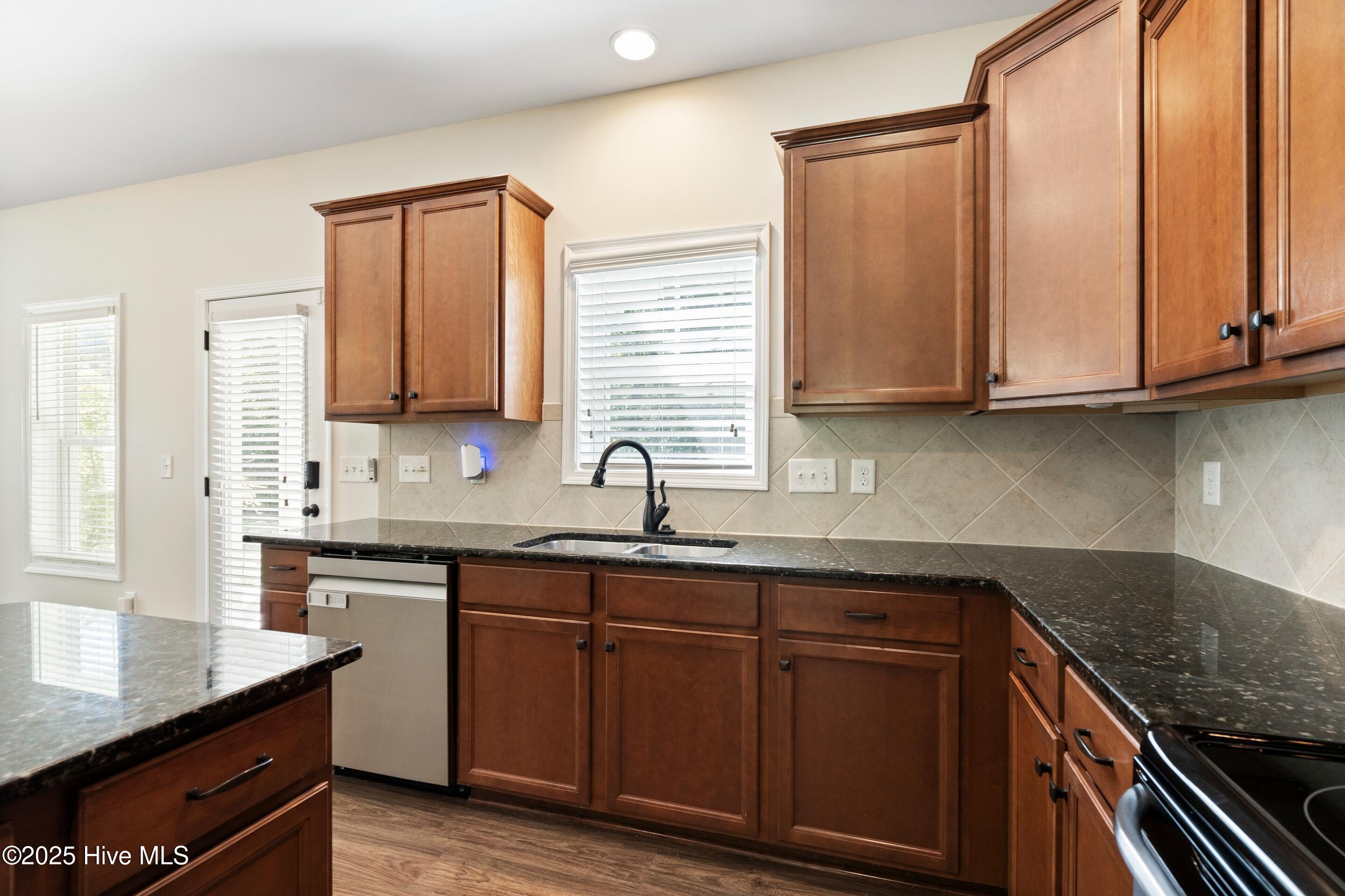 100506329 | Photo 16