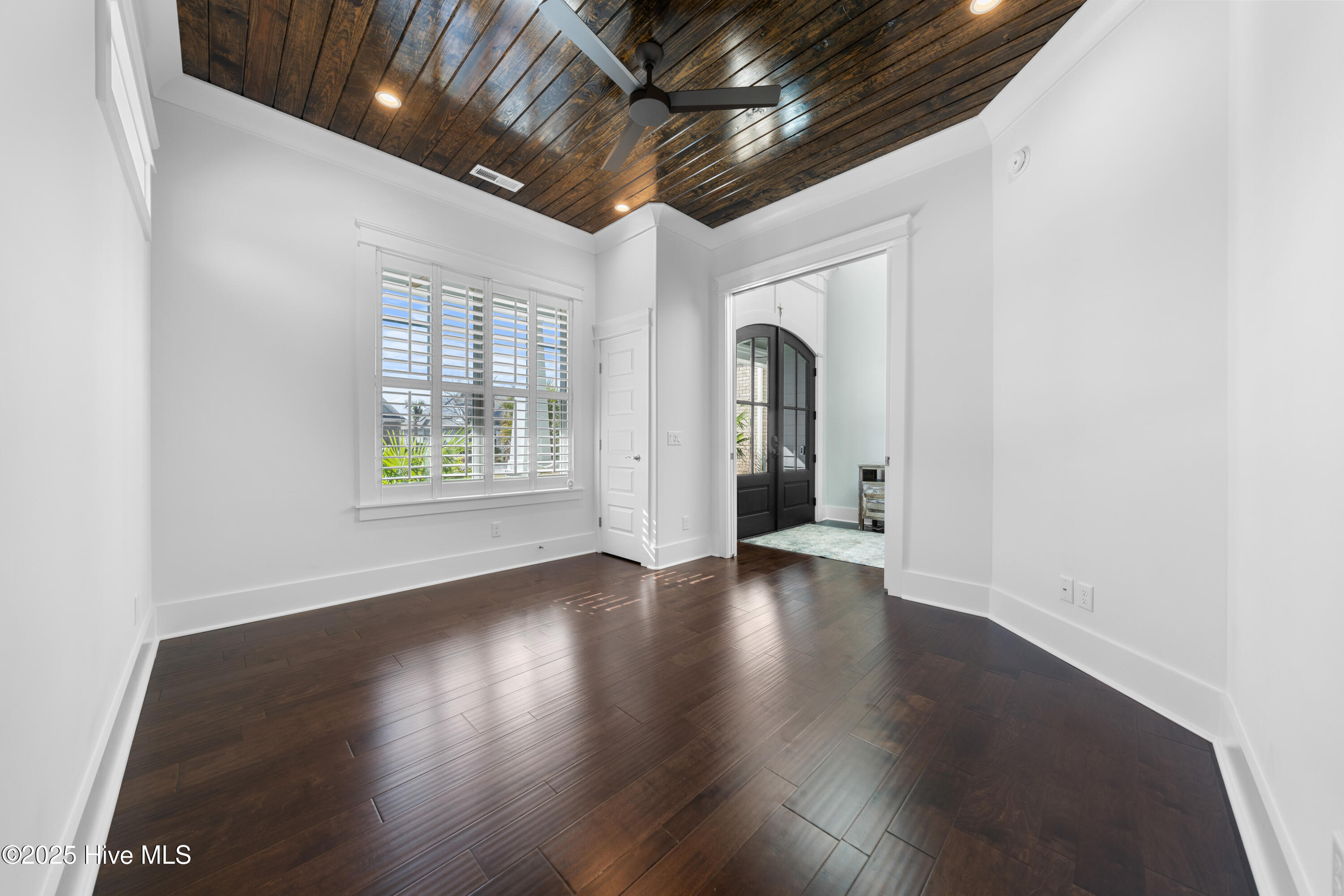 100494528 | Photo 18