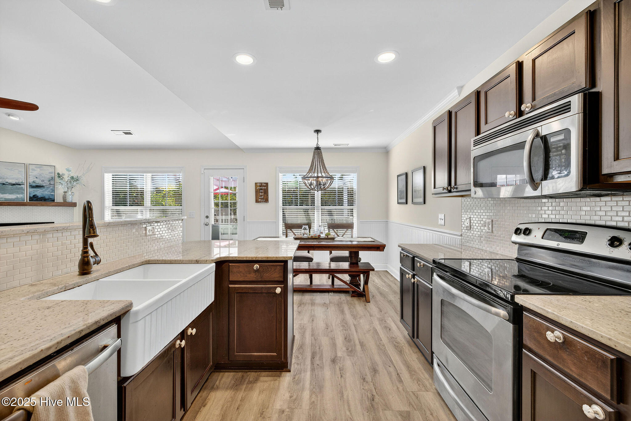 100539935 | Photo 12