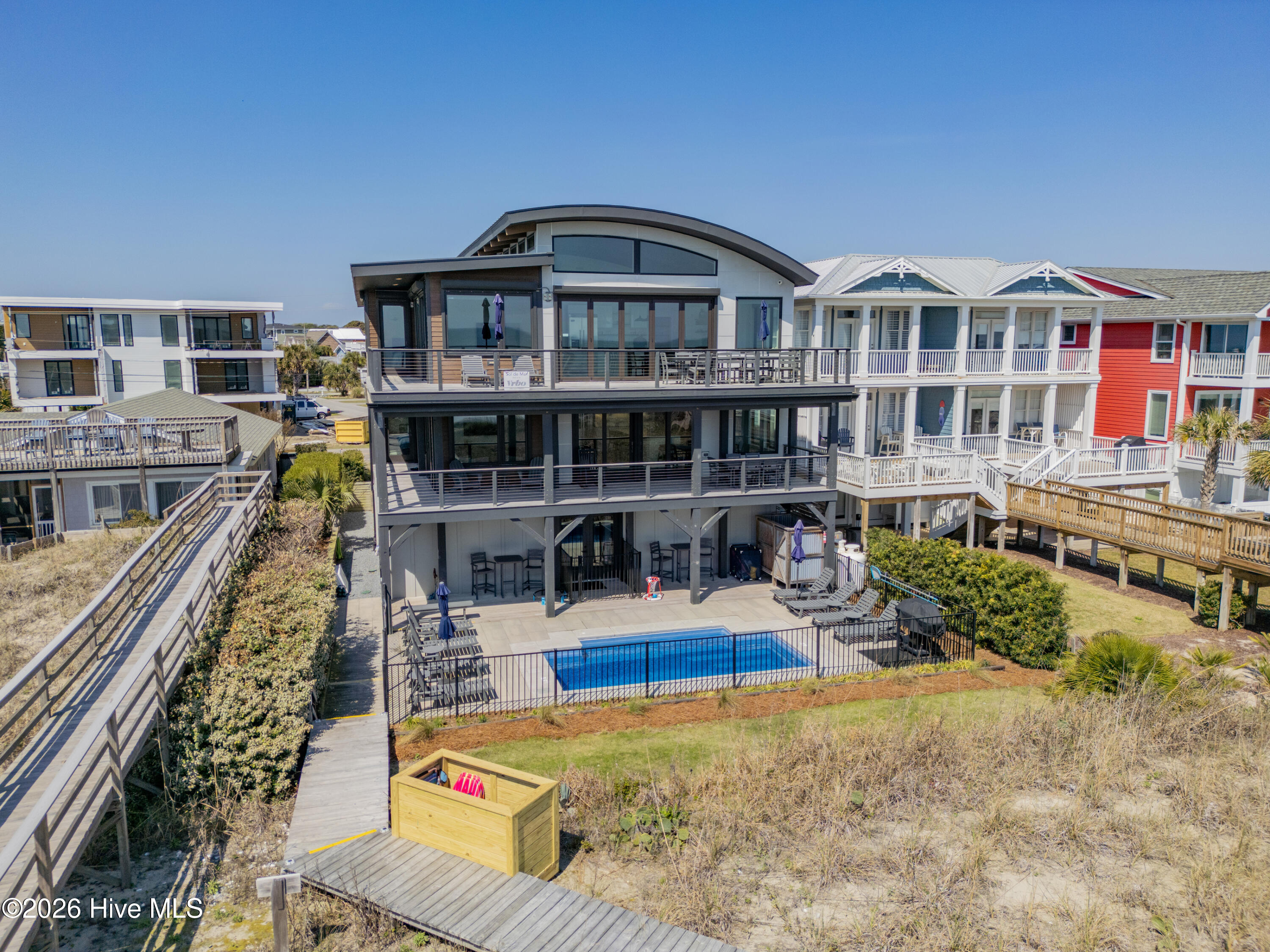 100565280 | Photo 90