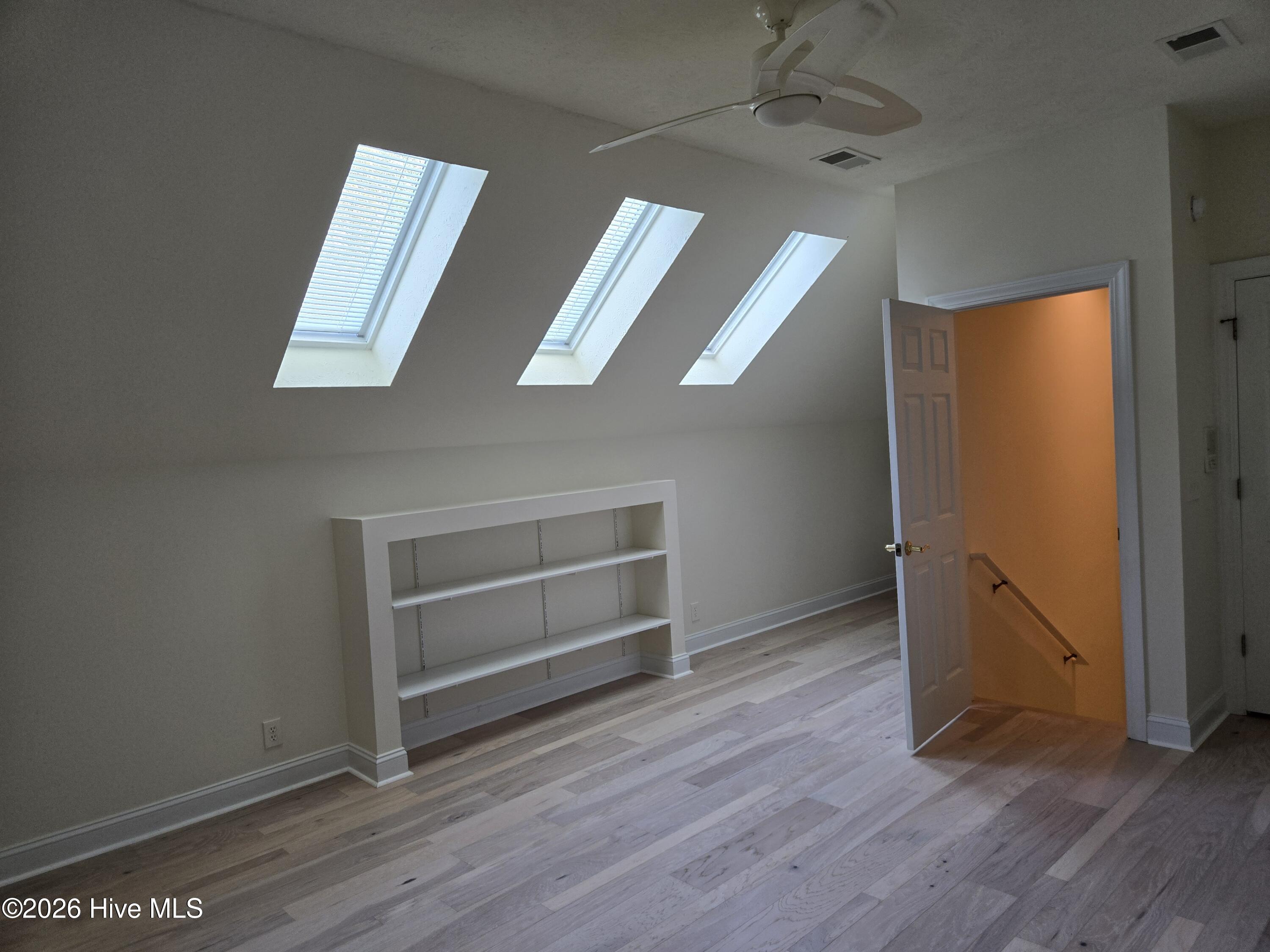 100545211 | Photo 44