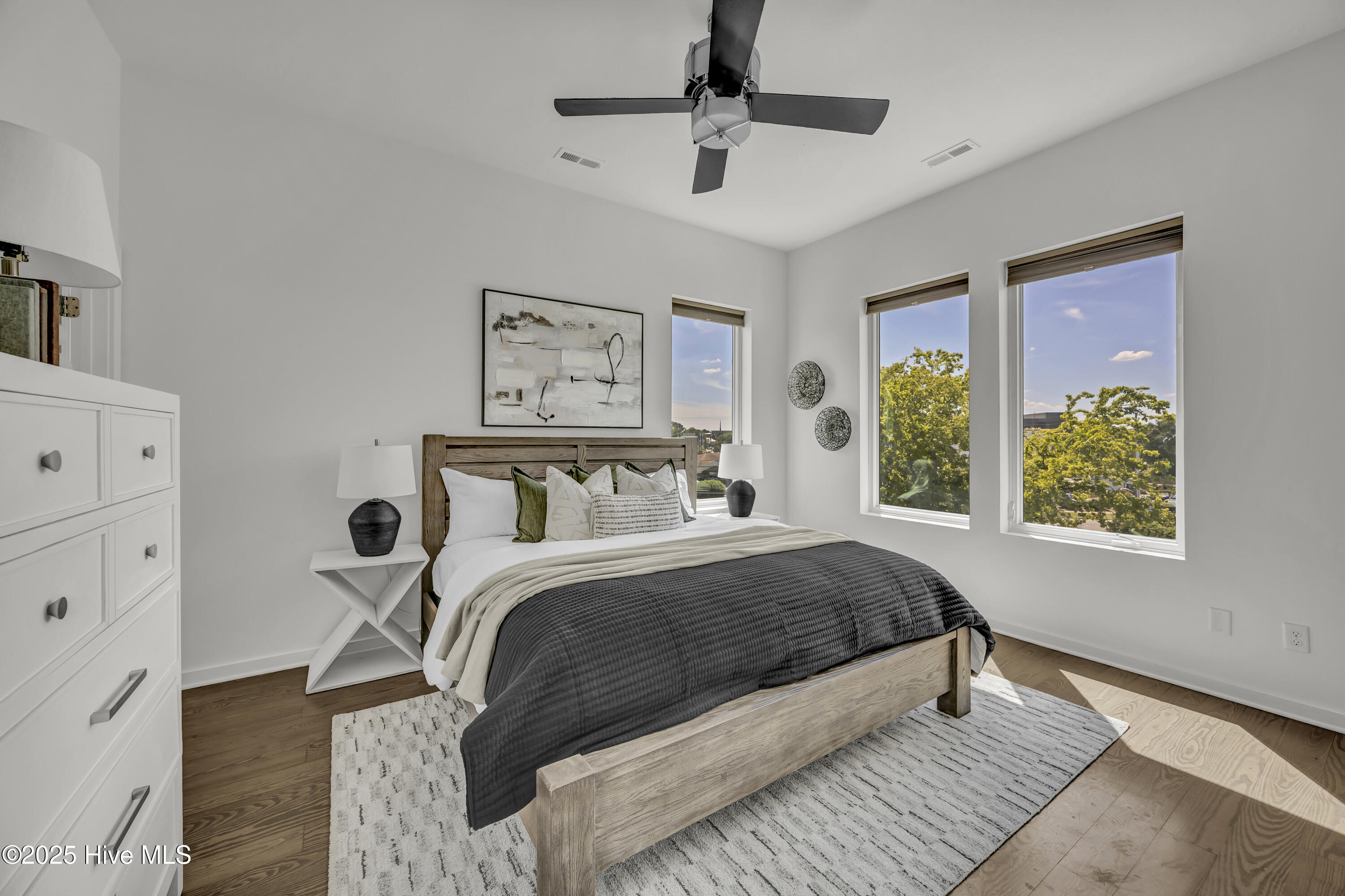 100561607 | Photo 17