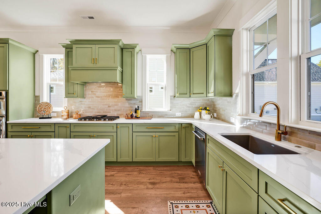 100512087 | Photo 16