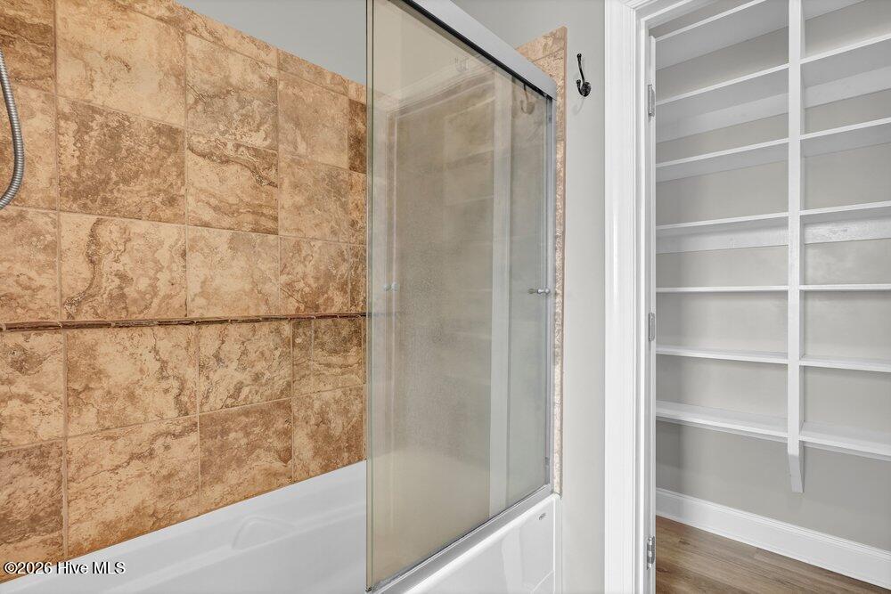 100567511 | Photo 31