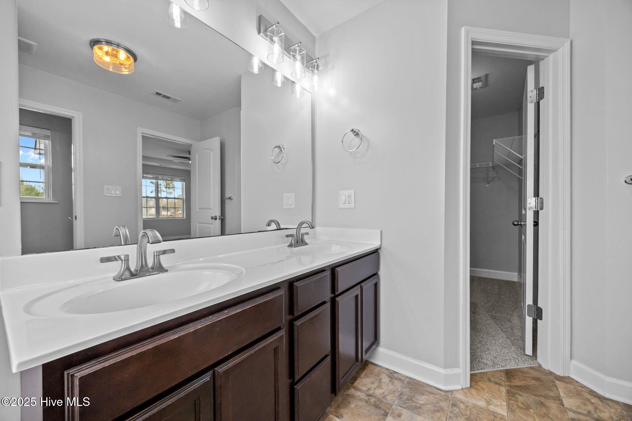 100542971 | Photo 13