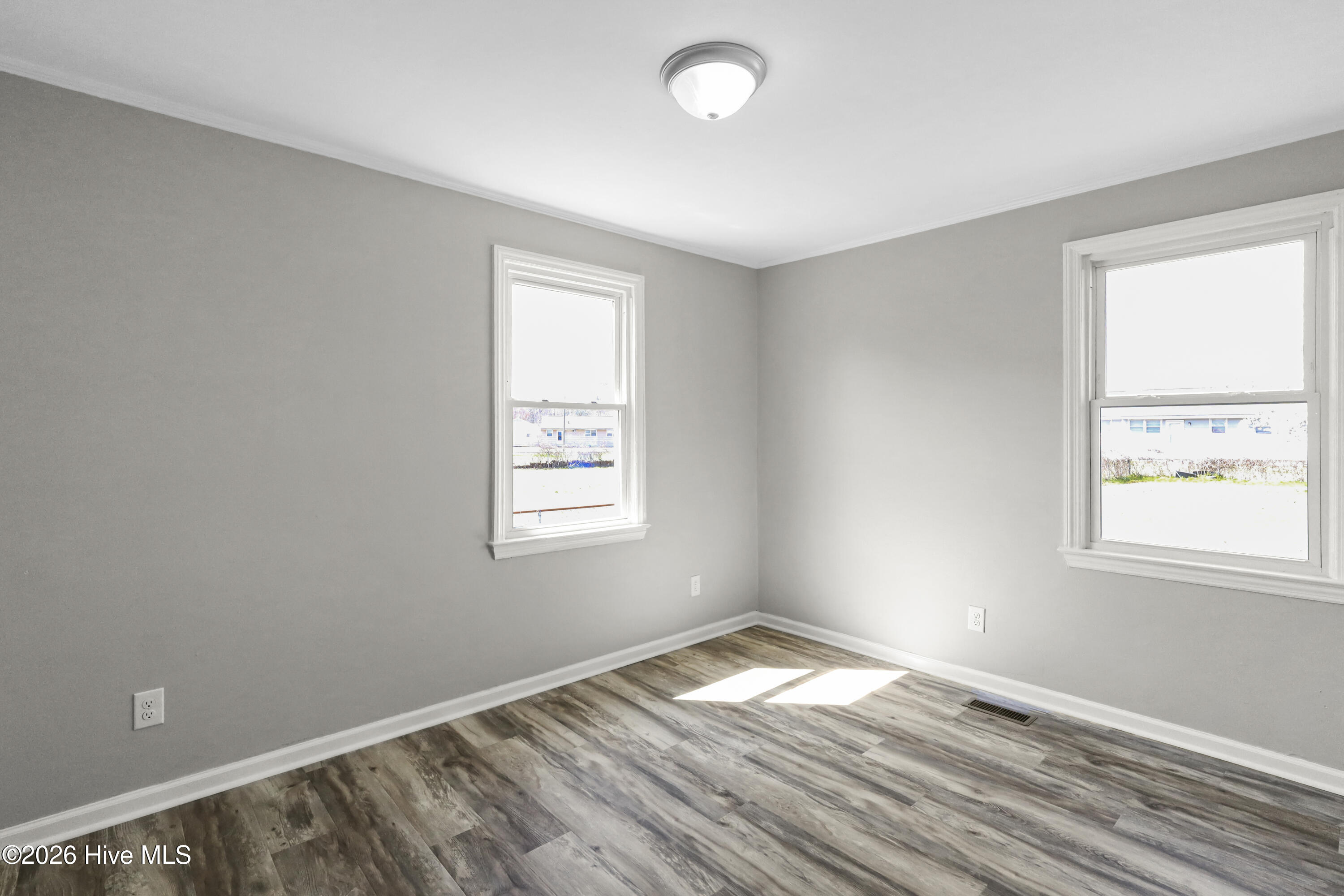 100560187 | Photo 17