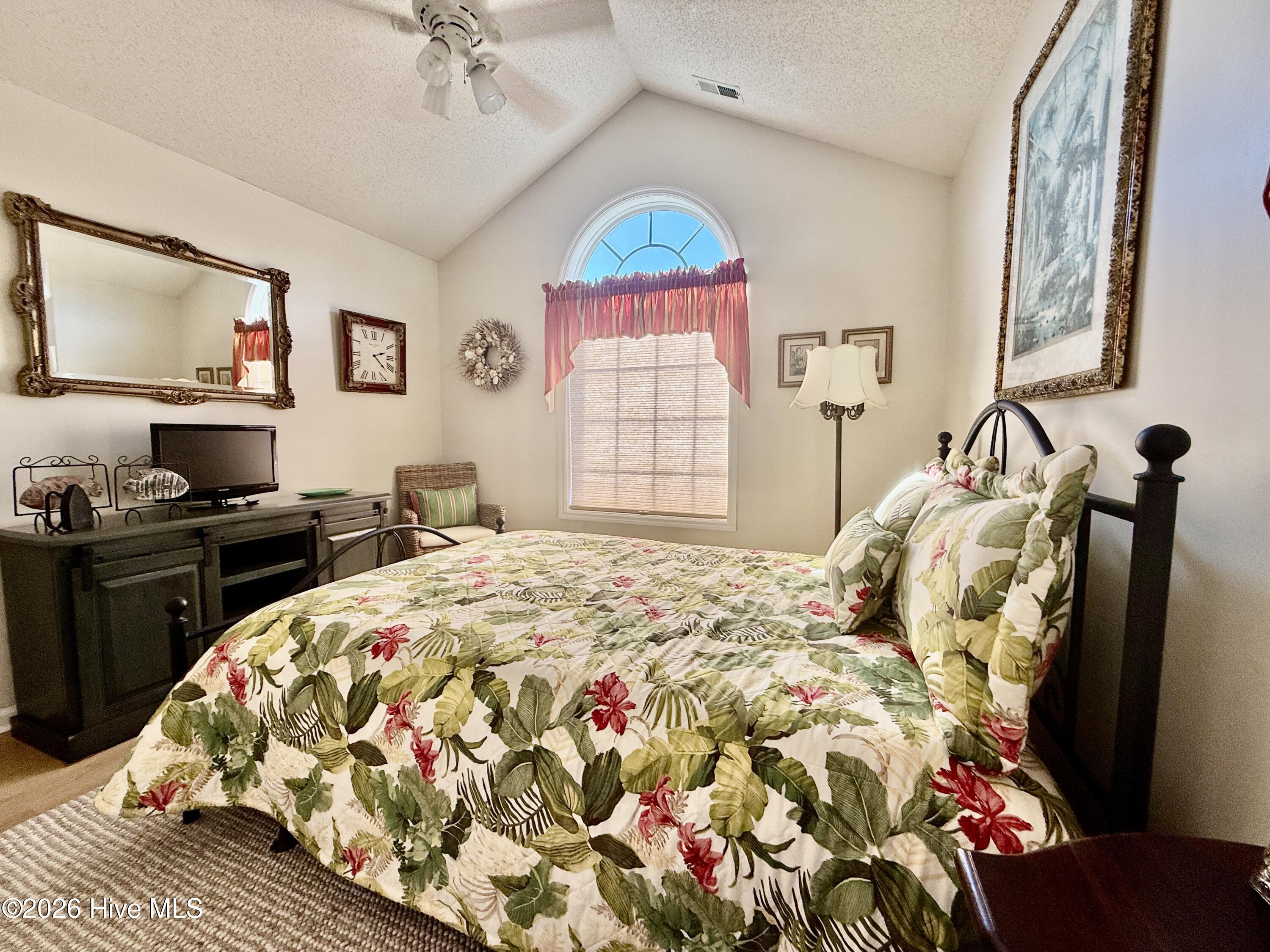 100561719 | Photo 18