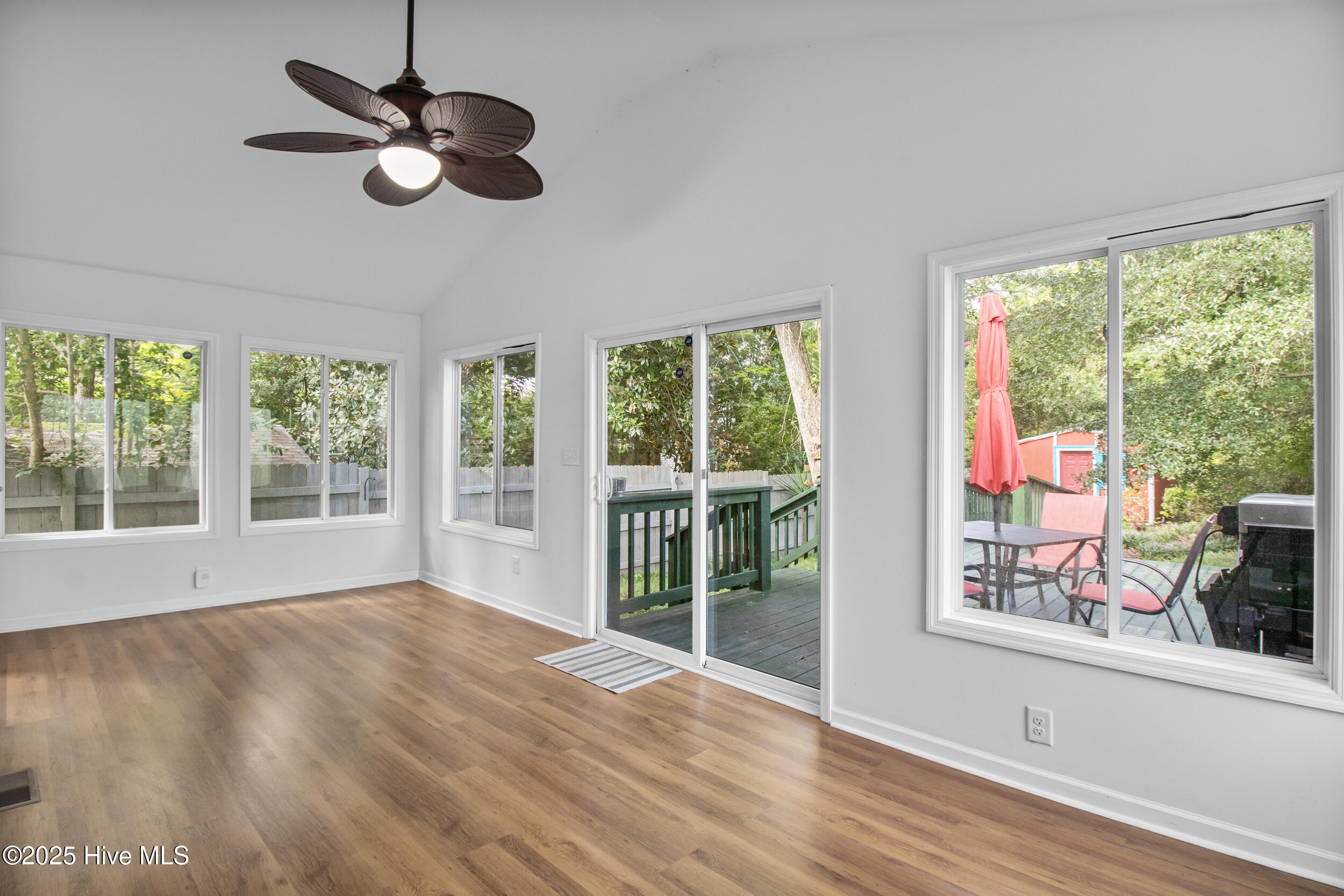 100528550 | Photo 44