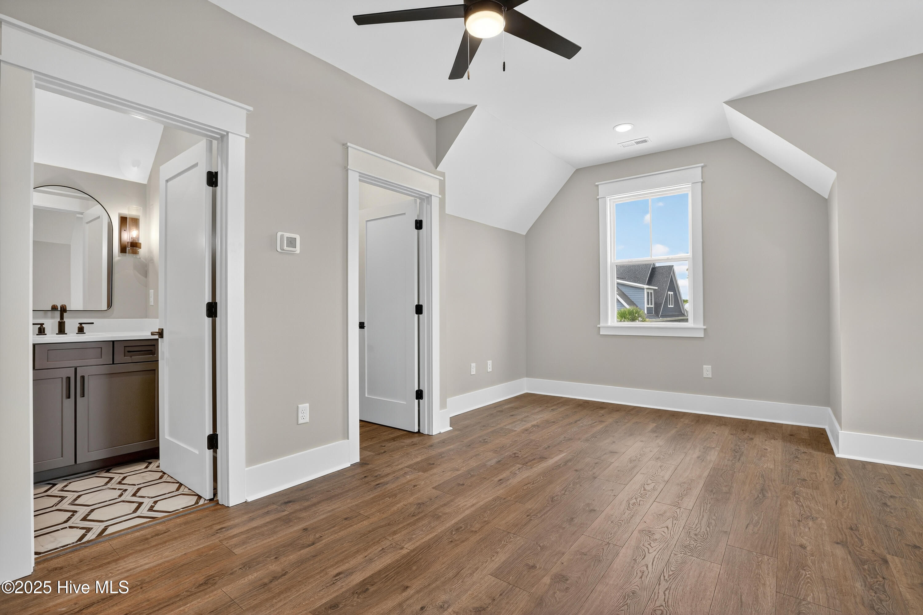 100546984 | Photo 37