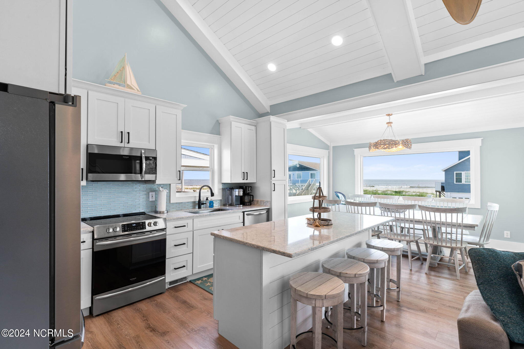 100464984 | Photo 34