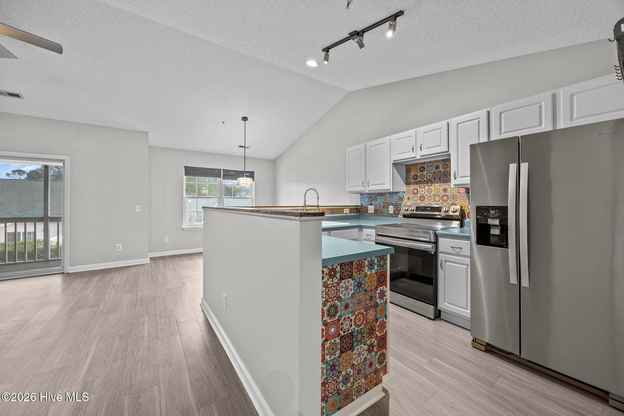 100550940 | Photo 20