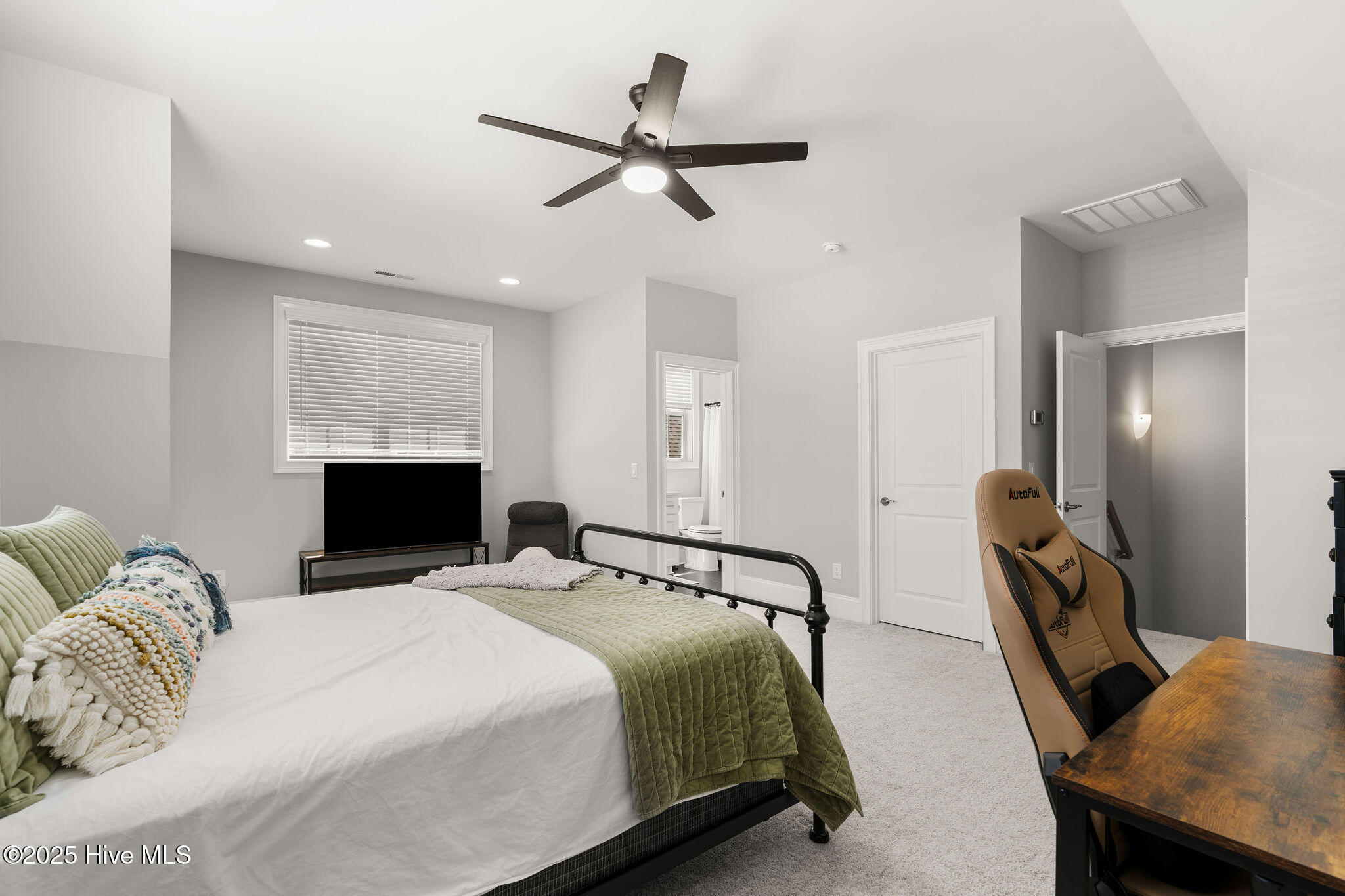 100527939 | Photo 39