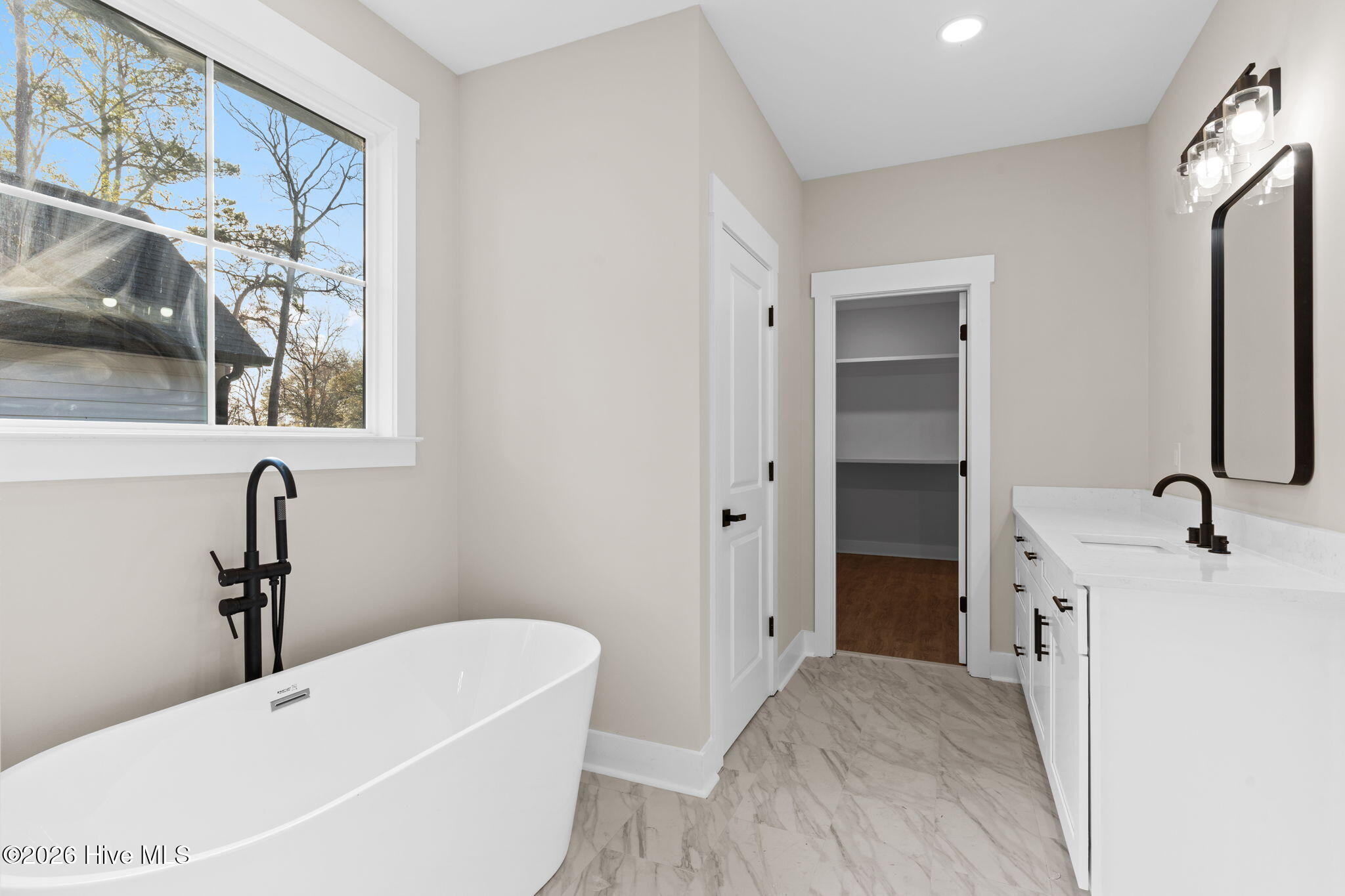 100558112 | Photo 23