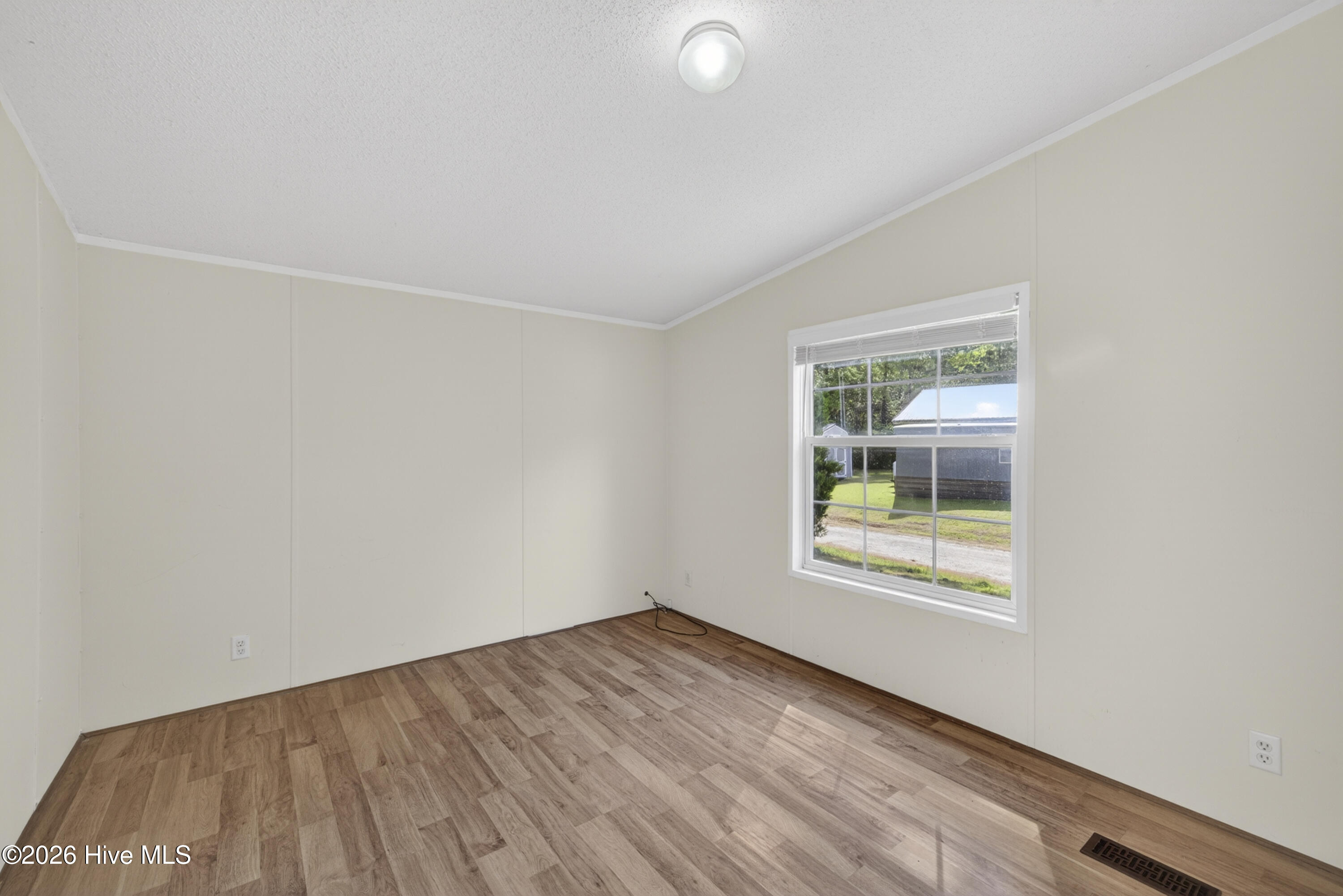 100566383 | Photo 24