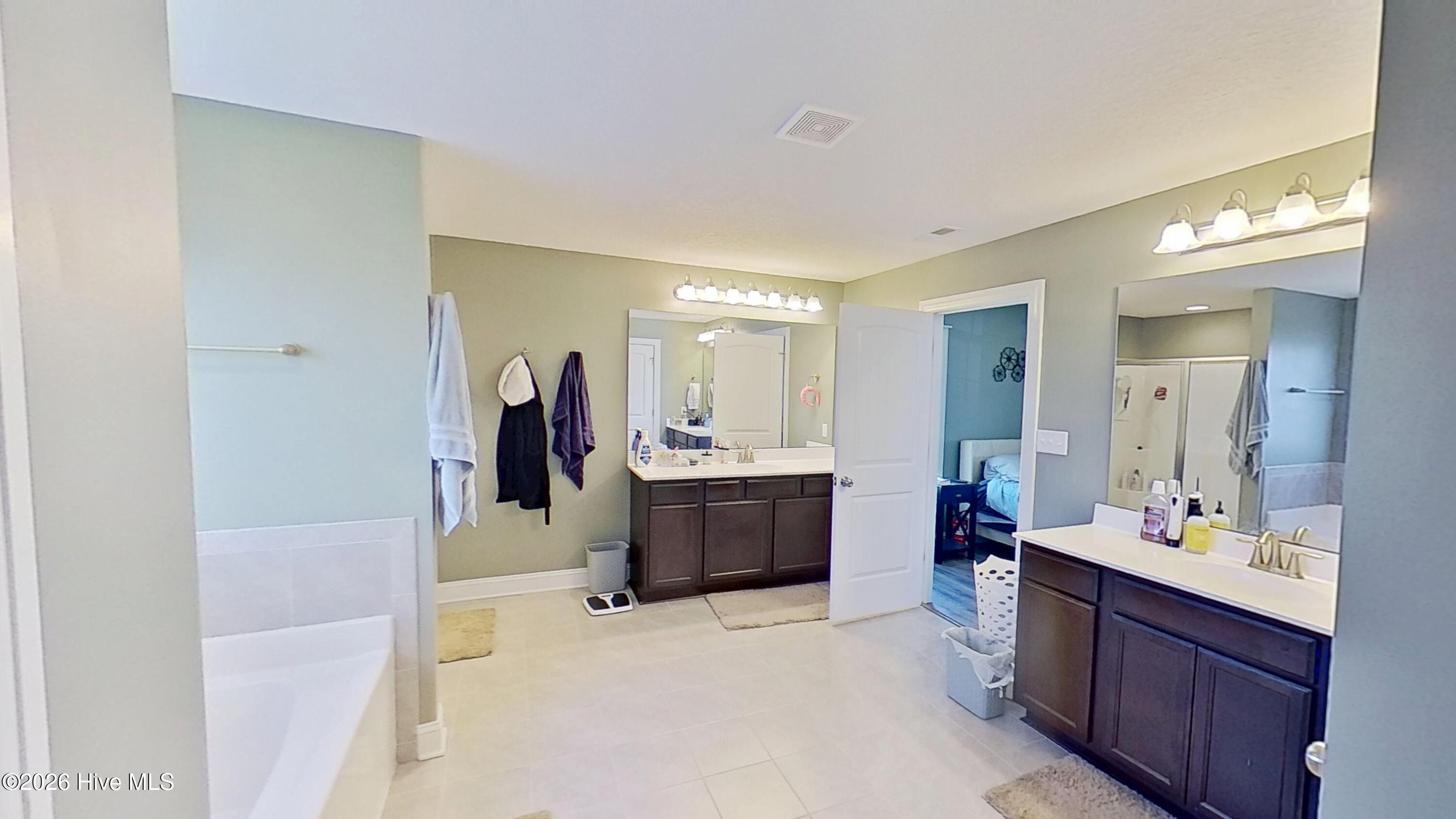 100566911 | Photo 19