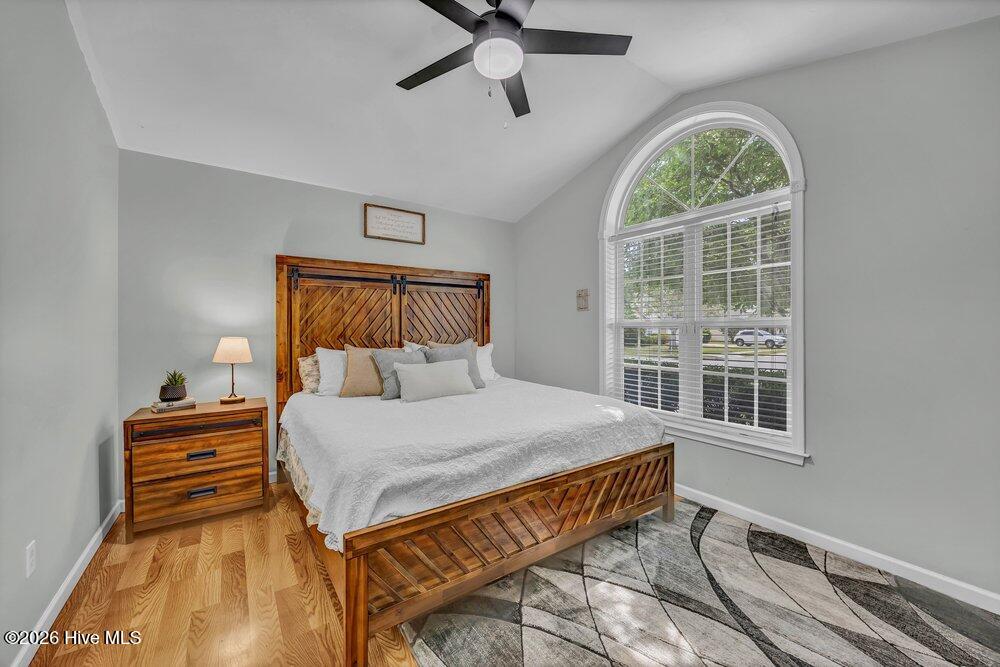 100570589 | Photo 13