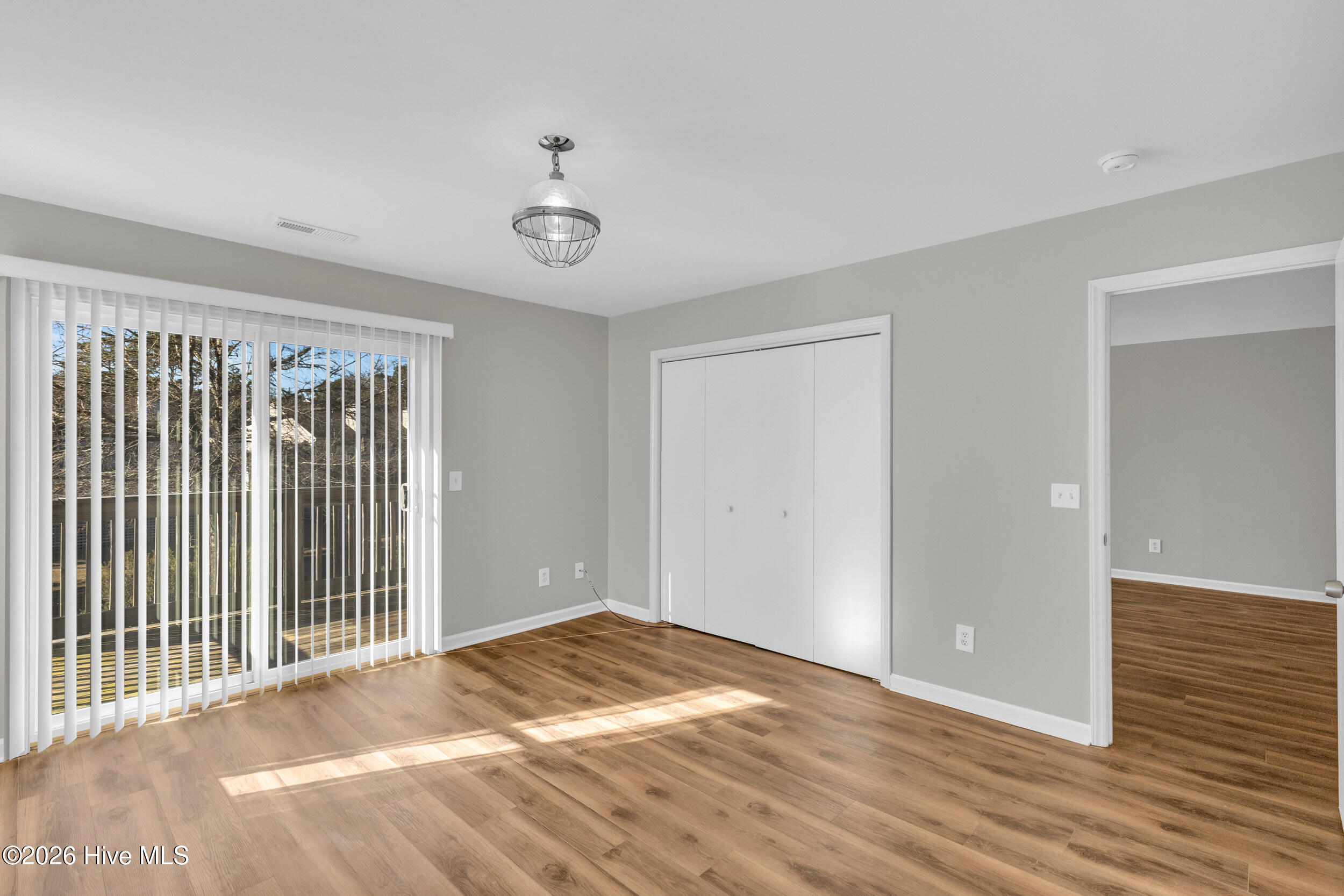 100549306 | Photo 17