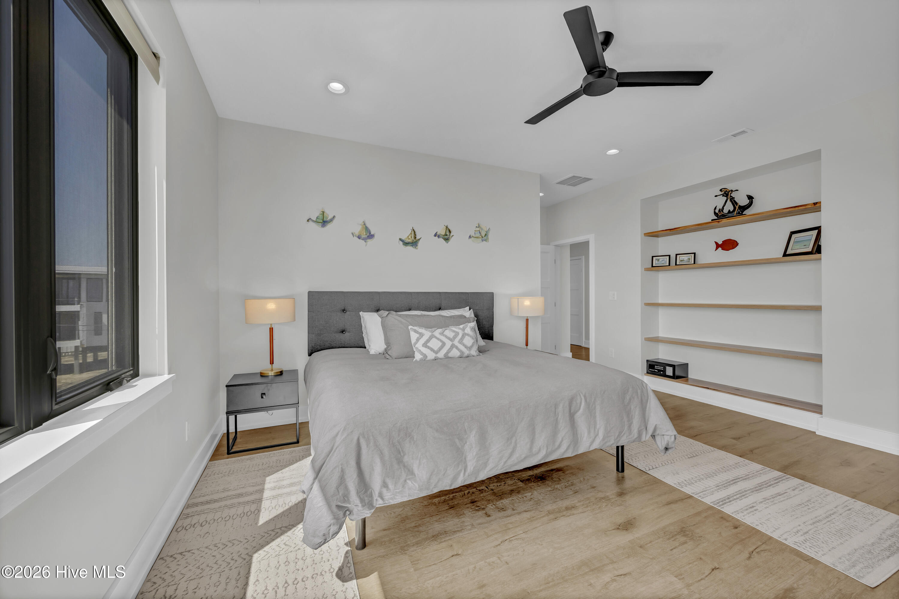 100565280 | Photo 23