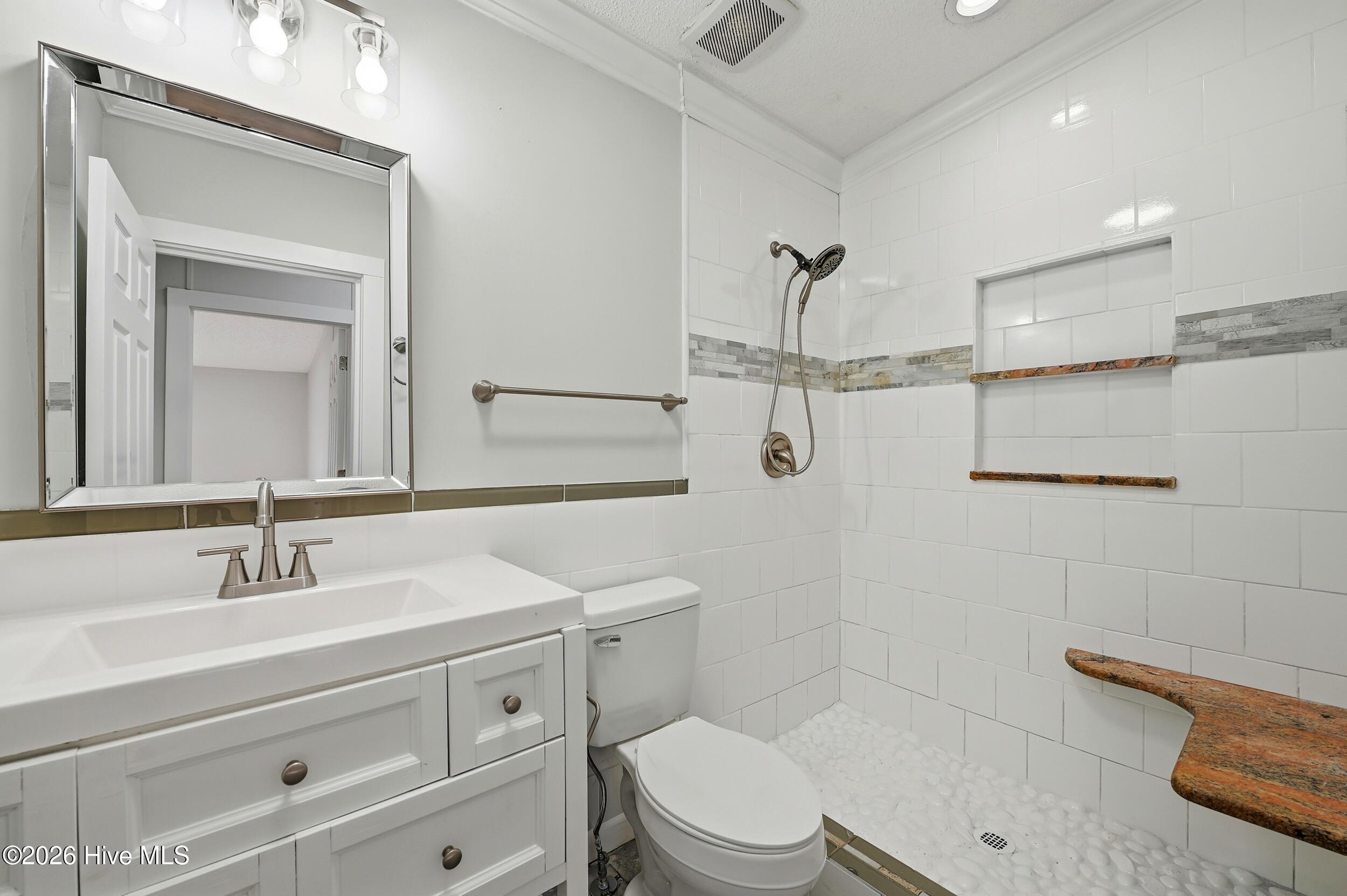 100556630 | Photo 23